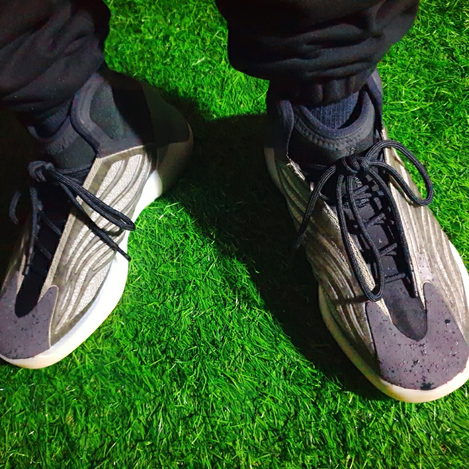 Adidas Yeezy QNTM Barium 착용 스타일 - 4