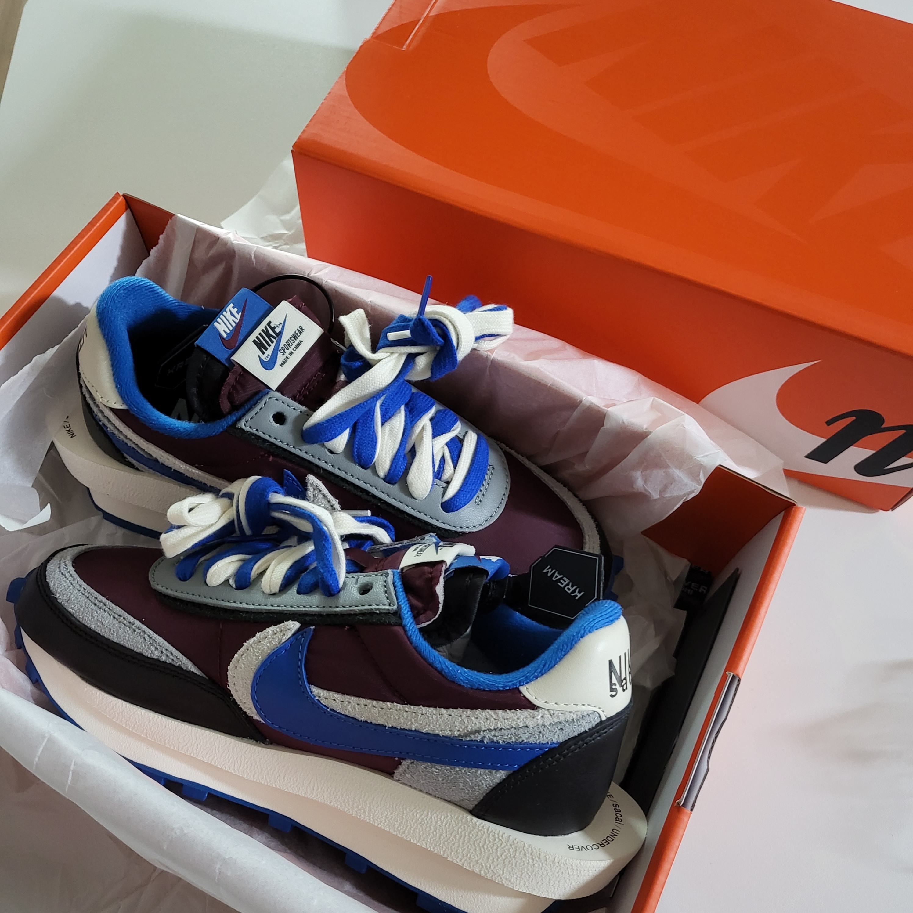 Nike x Sacai x Undercover LDWaffle Night Maroon Team Royal 착용 스타일