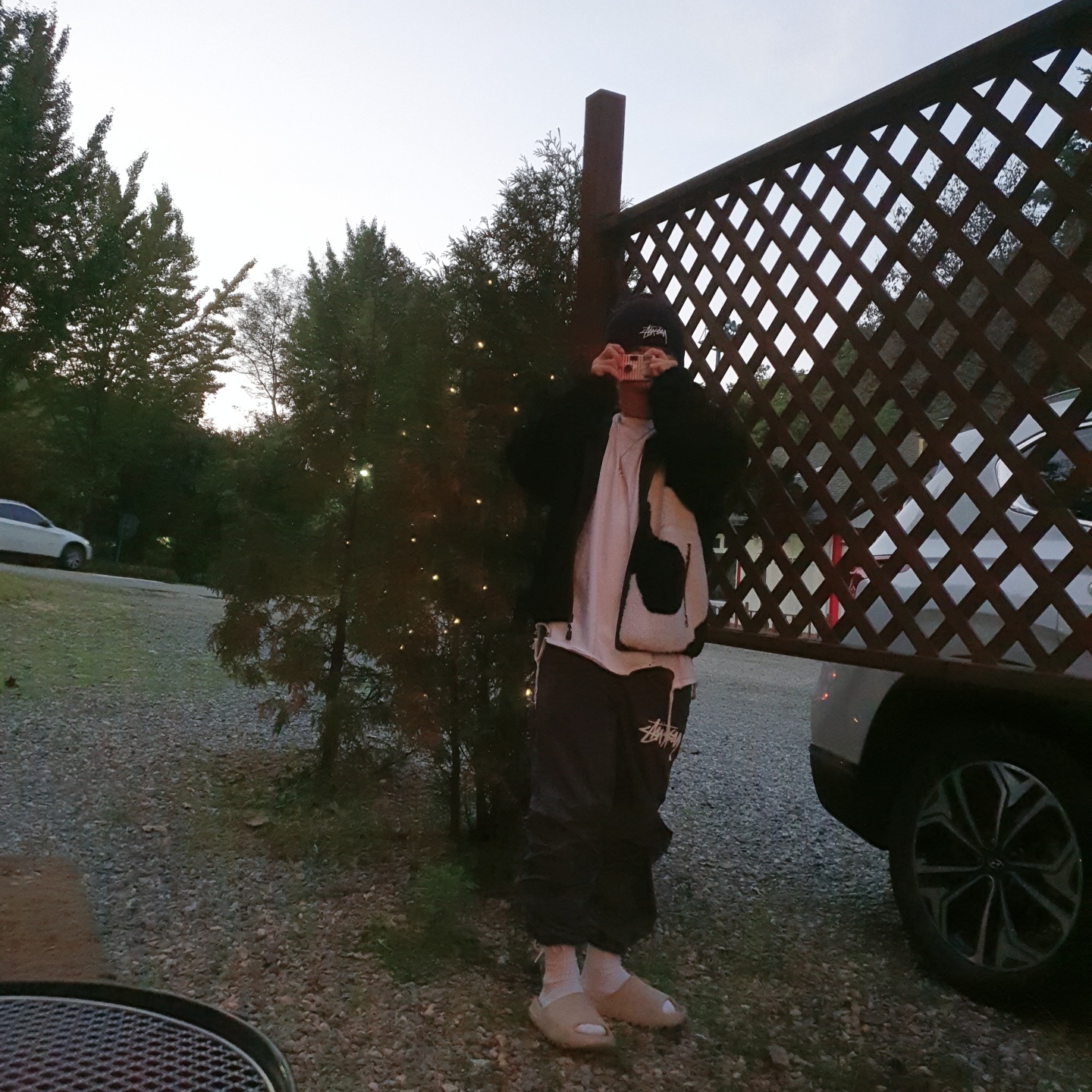 Adidas Yeezy Slide Pure, Nike x Stussy Beach Pants Off Noir 착용 스타일
