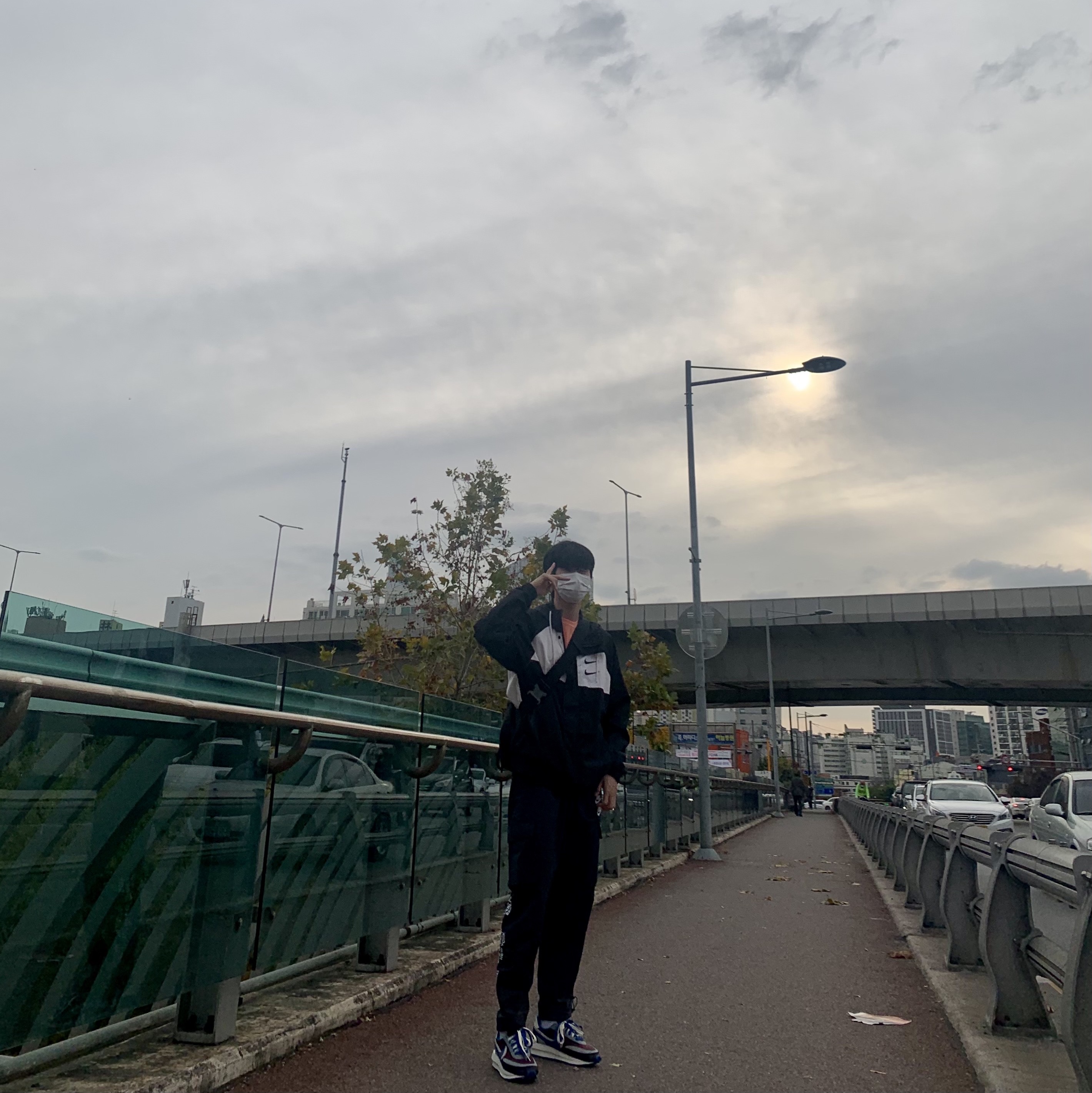 Nike x Sacai x Undercover LDWaffle Night Maroon Team Royal 착용 스타일