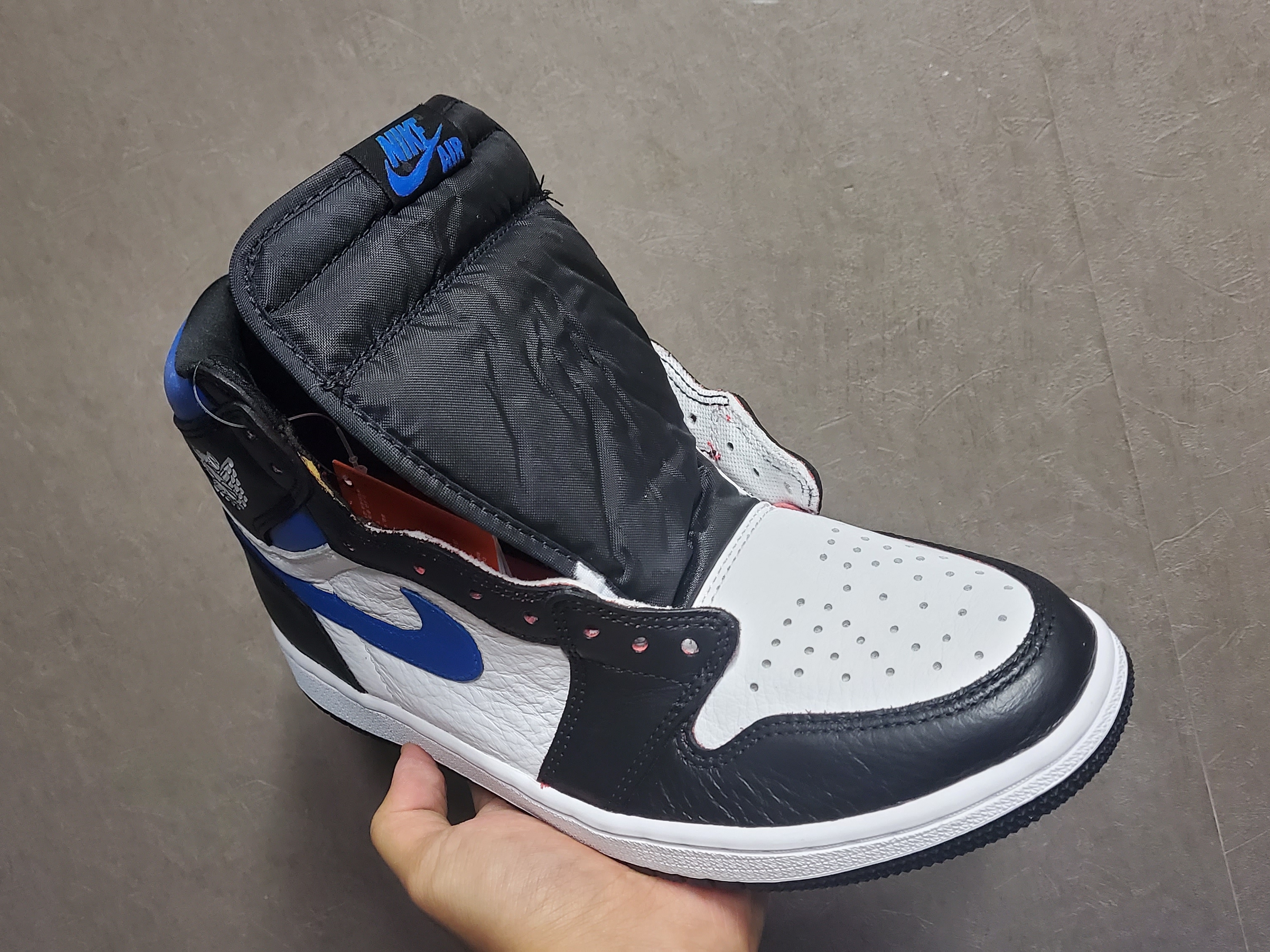 Jordan 1 Retro High OG Light Fusion Red, Jordan 1 Retro High OG Royal Toe 착용 스타일 - 3