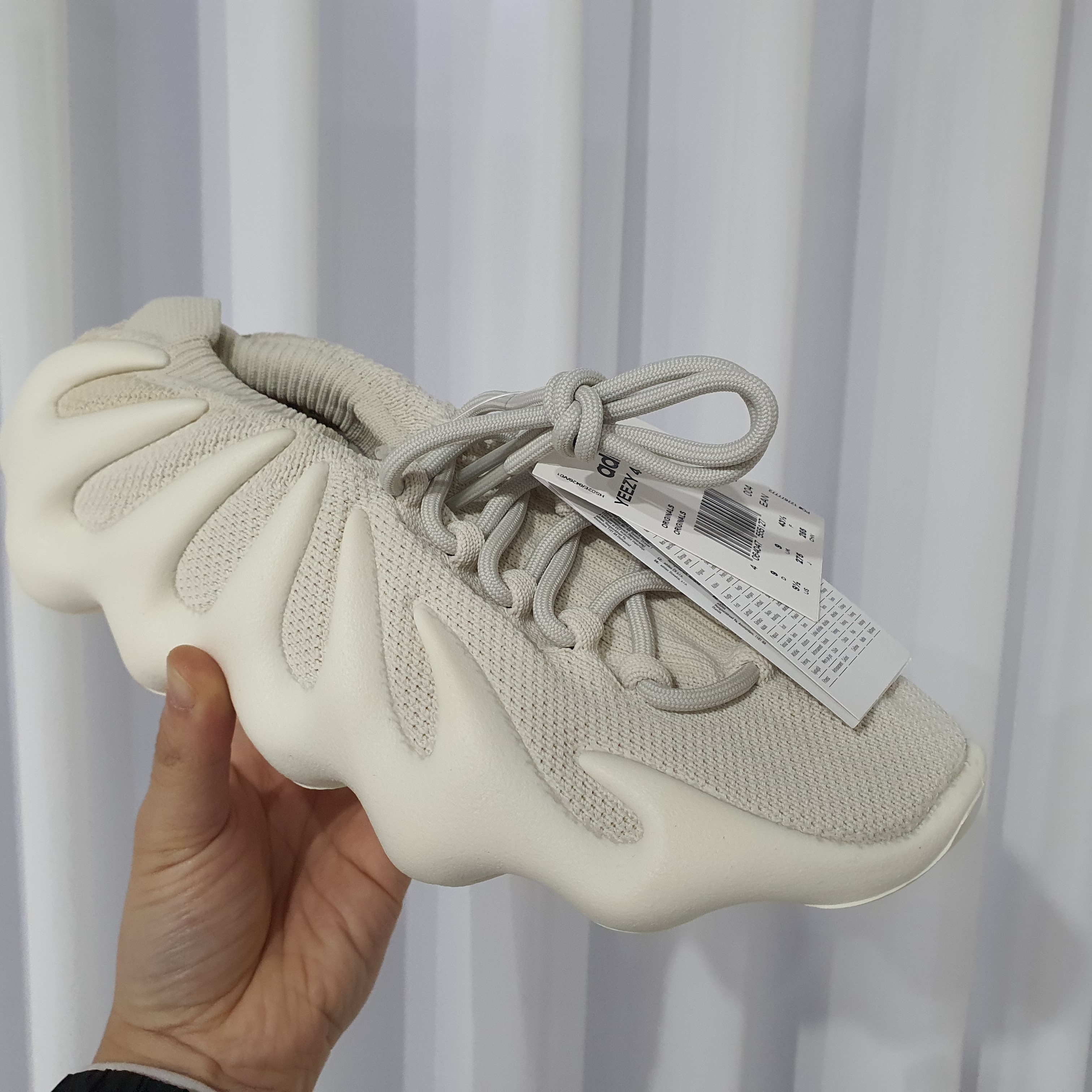Adidas Yeezy 450 Cloud White 착용 스타일 - 1