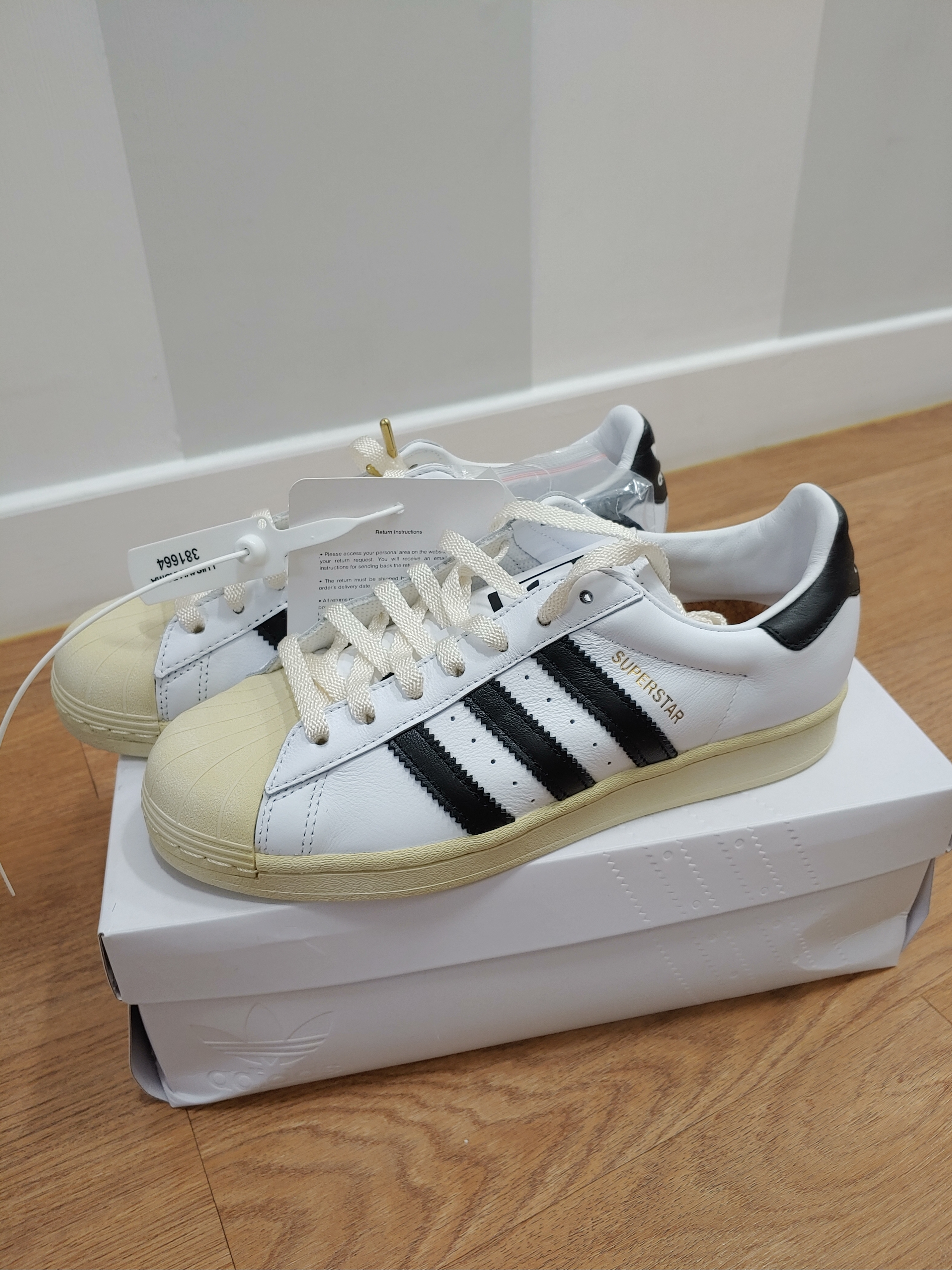 Adidas Superstar Premium White Black 착용 스타일