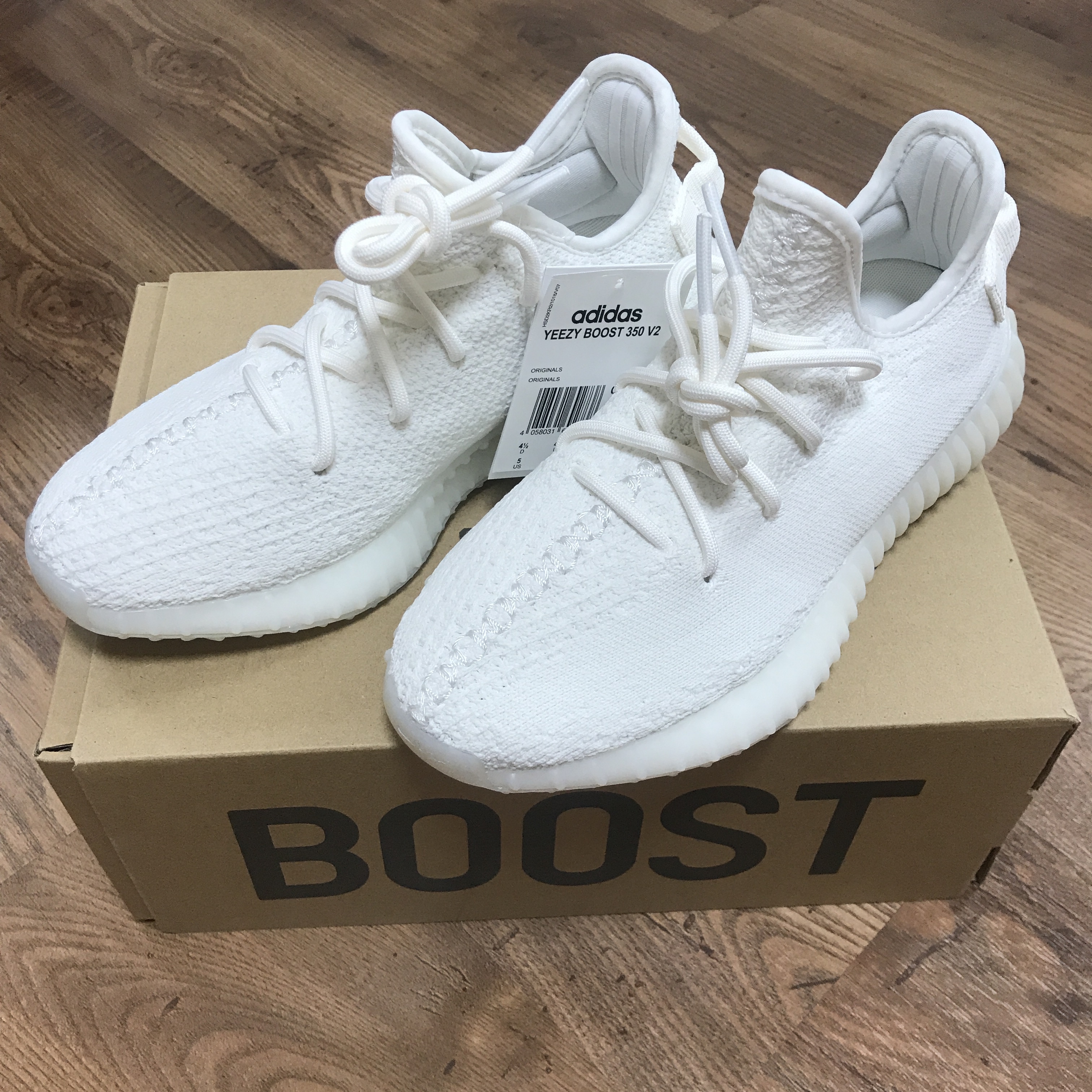 Adidas Yeezy Boost 350 V2 Cream/Triple White 착용 스타일 - 1