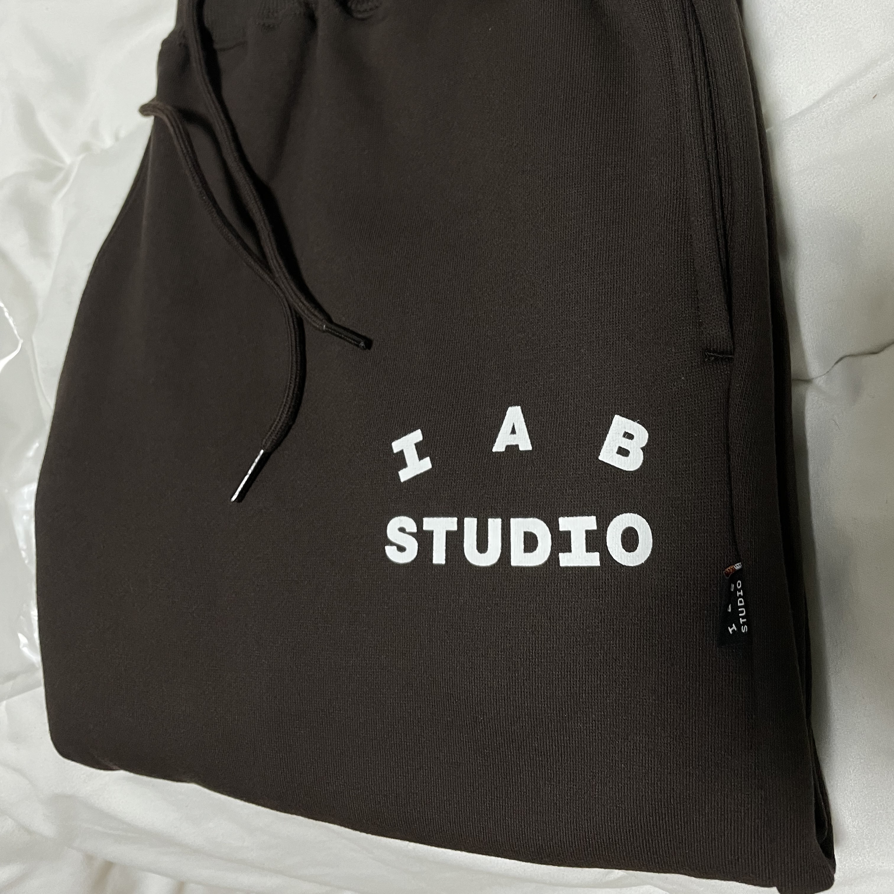 IAB Studio Sweatpants Brown 착용 스타일