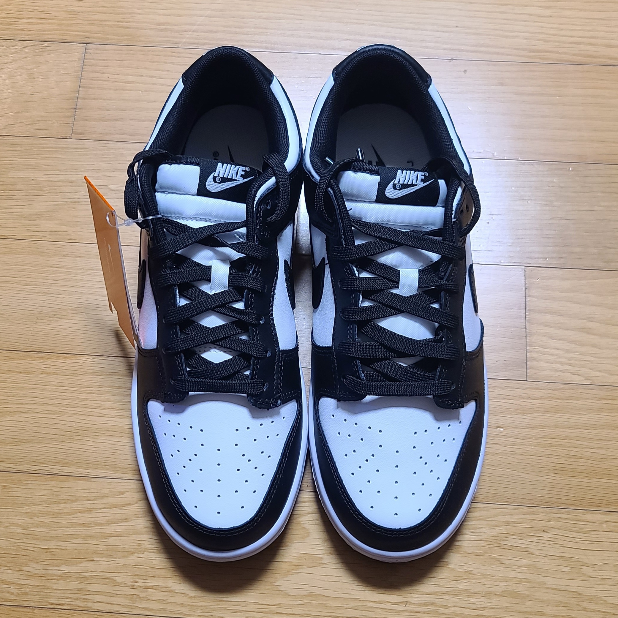 Nike Dunk Low Retro Black, Jordan 1 Low Black Particle Grey 착용 스타일 - 2