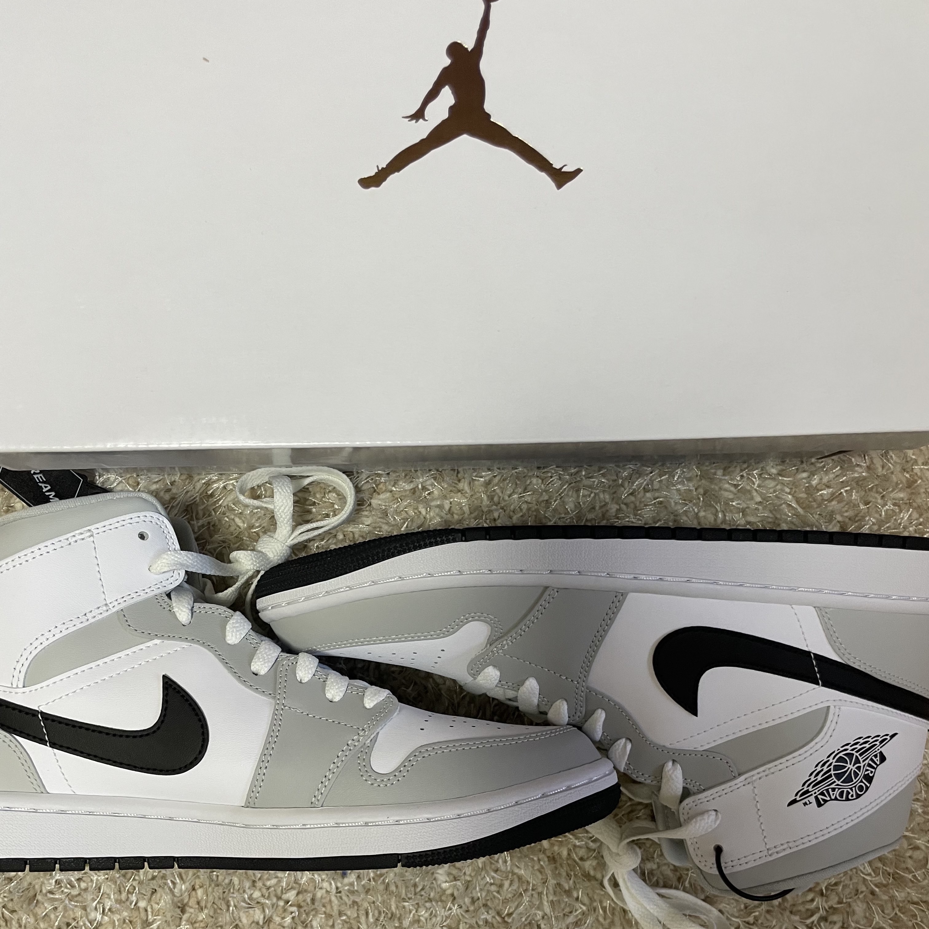 (W) Jordan 1 Mid Grey Fog 착용 스타일 - 1