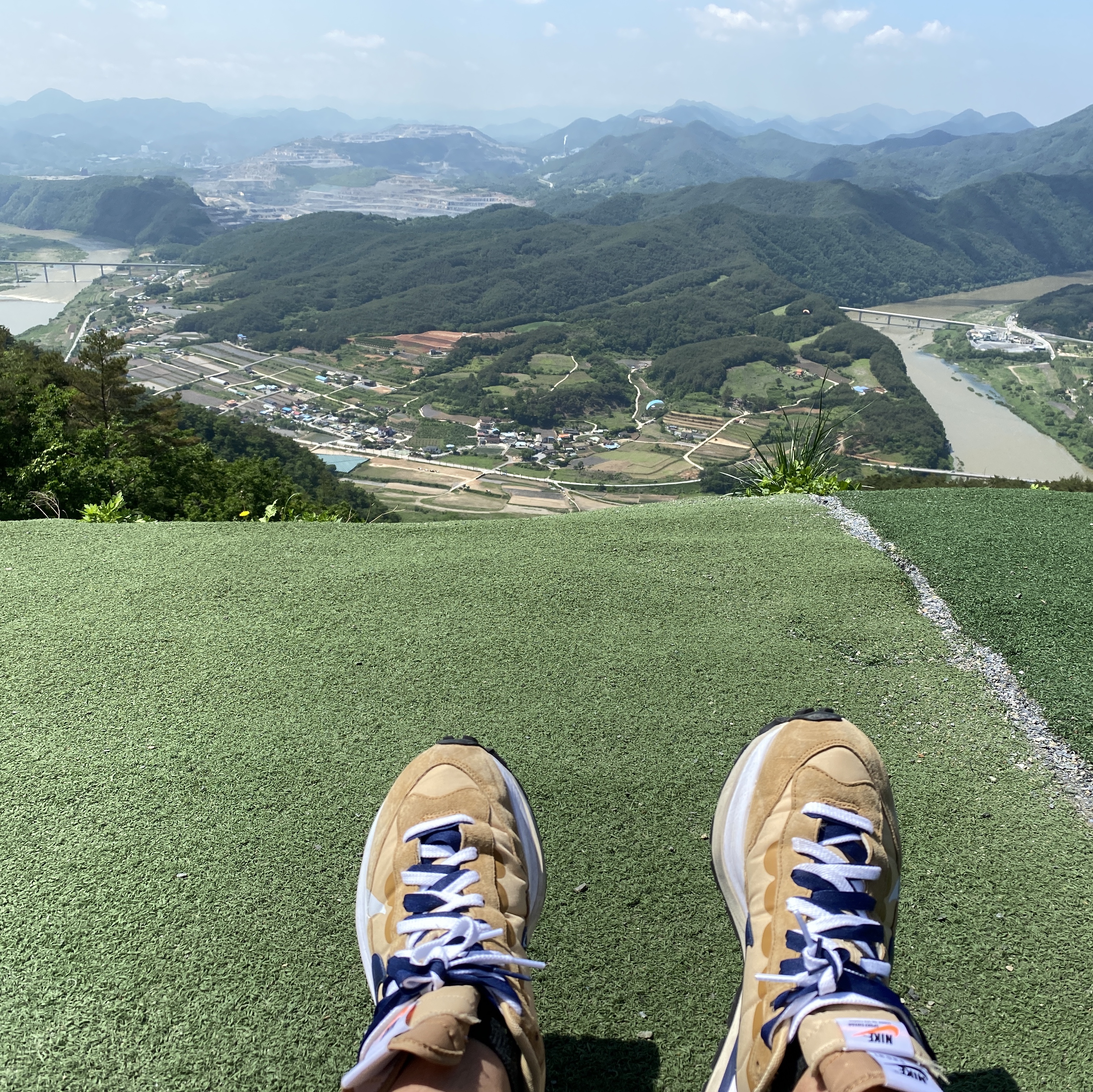 Nike x Sacai VaporWaffle Sesame and Blue Void 착용 스타일