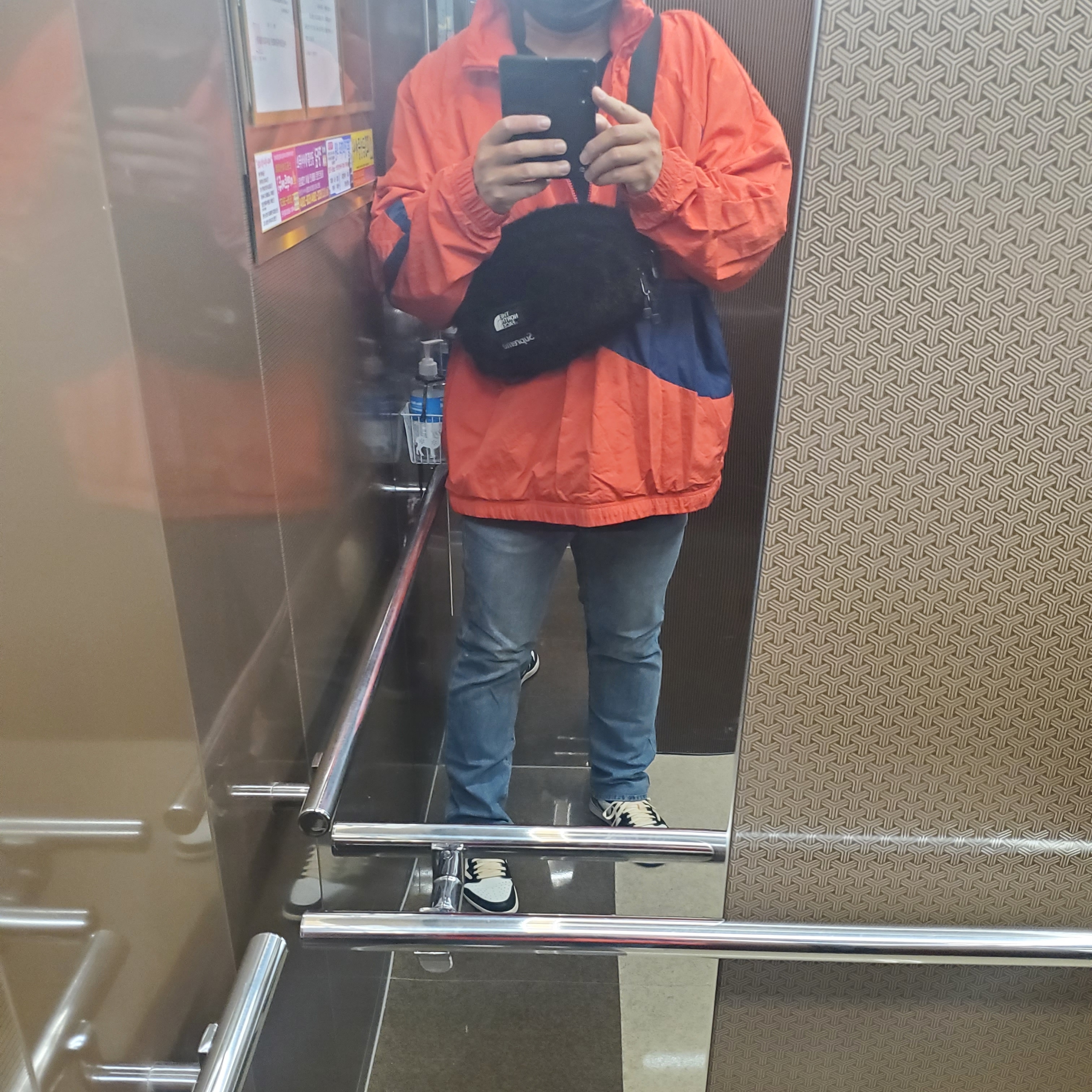 Jordan 1 x Travis Scott x Fragment Retro Low OG SP Military Blue, Supreme x The North Face Faux Fur Waist Bag Black - 20FW 착용 스타일