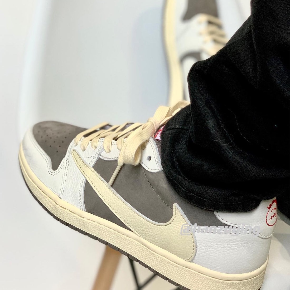 Jordan 1 x Travis Scott Retro Low OG SP Sail and Ridgerock, (PS) Jordan 1 x Travis Scott Retro Low OG SP Sail and Ridgerock 착용 스타일 - 3