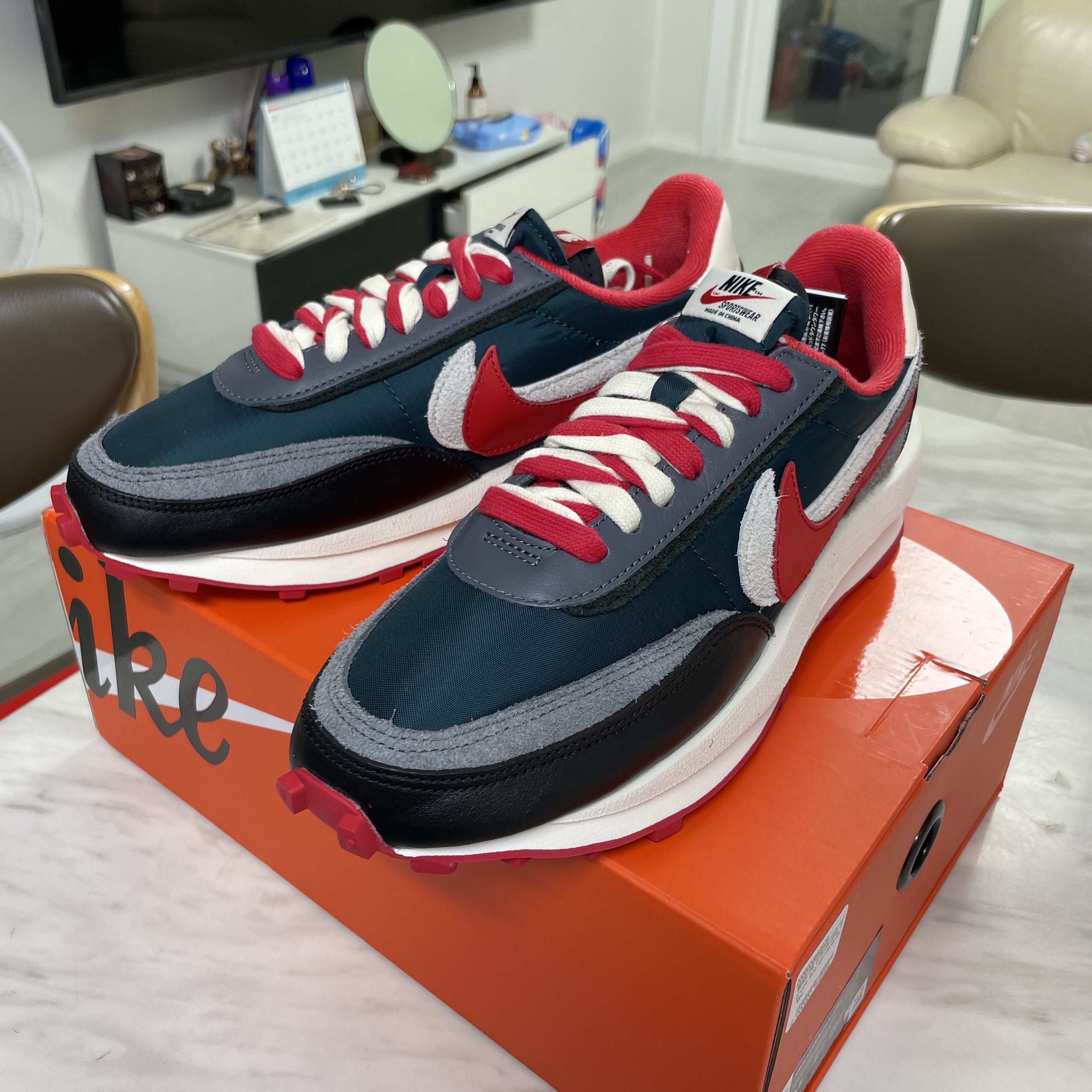 Nike x Sacai x Undercover LDWaffle Midnight Spruce University Red 착용 스타일