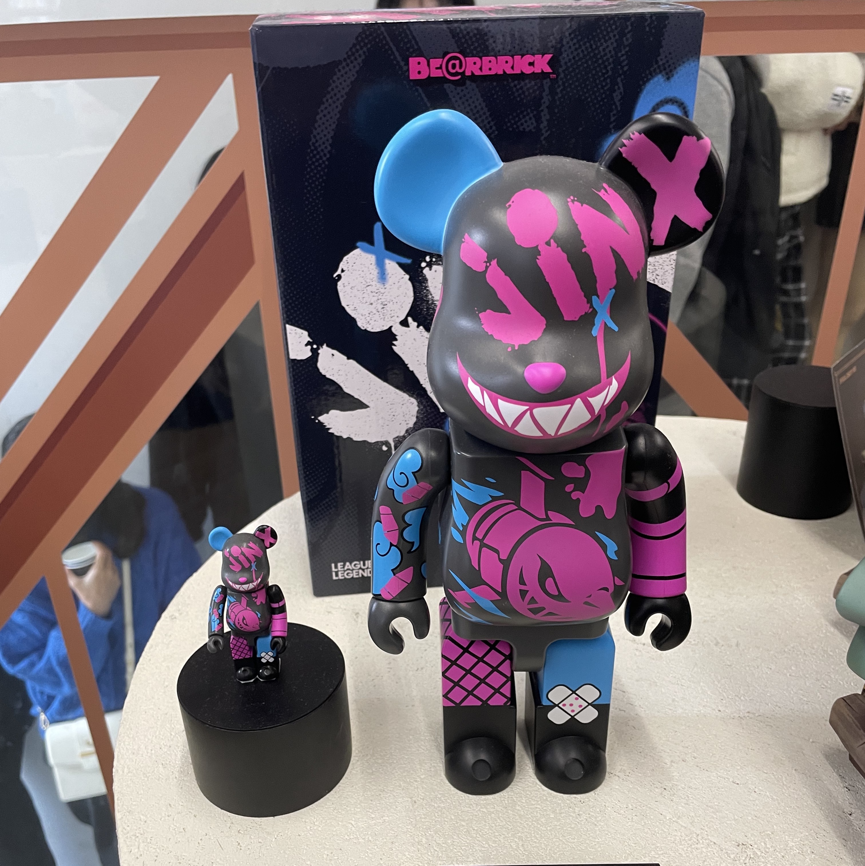 Bearbrick League of Legends Jinx 100% & 400% Set 착용 스타일