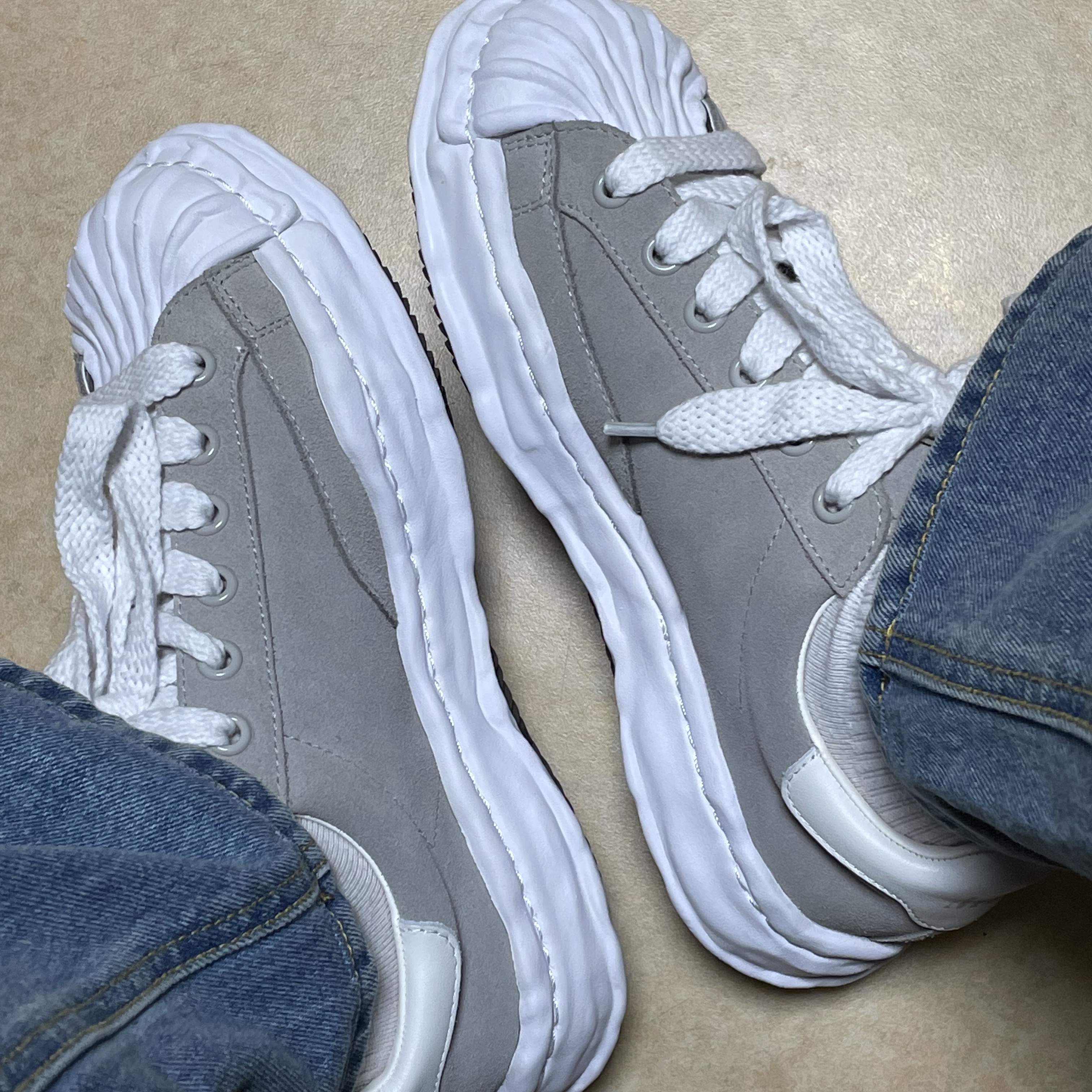 Maison Mihara Yasuhiro Blakey OG STC Sole Leather Low-top Sneakers White 착용 스타일
