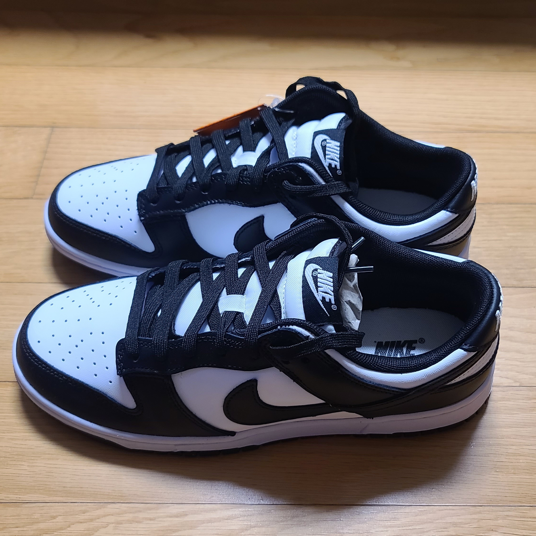 Nike Dunk Low Retro Black, Jordan 1 Low Black Particle Grey 착용 스타일 - 1