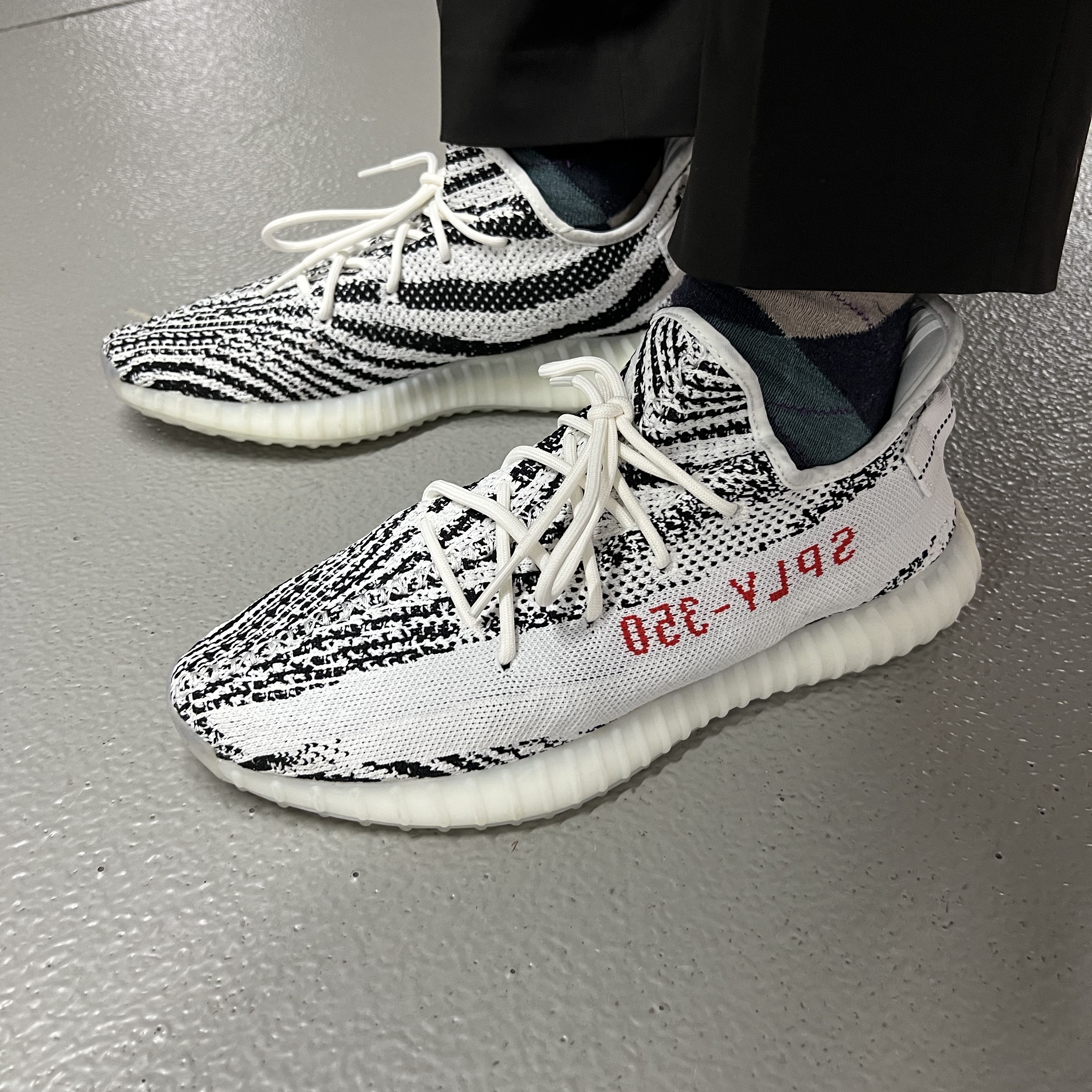 Adidas Yeezy Boost 350 V2 Black - Non-Reflective, Adidas Yeezy Boost 350 V2 Zyon 착용 스타일 - 3