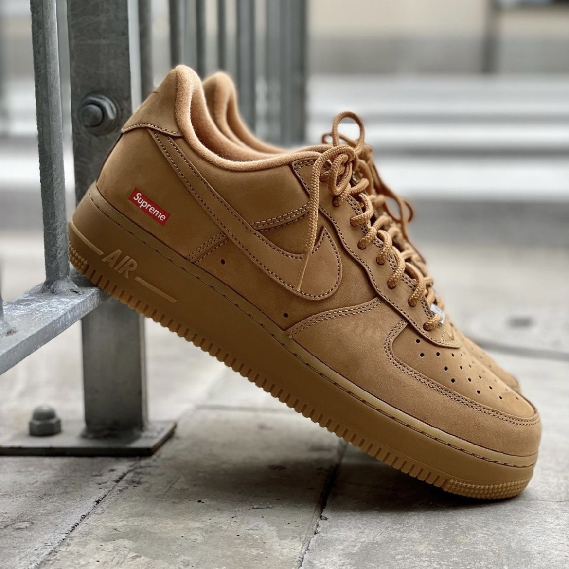 Nike x Supreme Air Force 1 Low Flax 착용 스타일