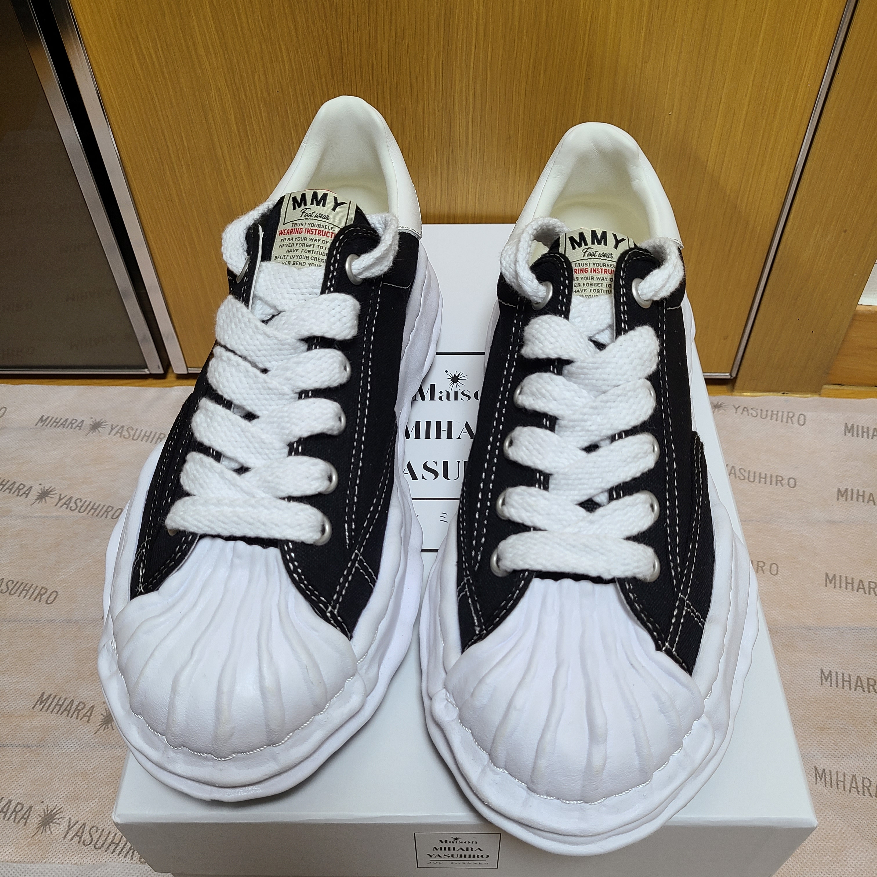 Maison Mihara Yasuhiro Blakey OG Sole Canvas Low-top Sneakers Black 착용 스타일 - 2