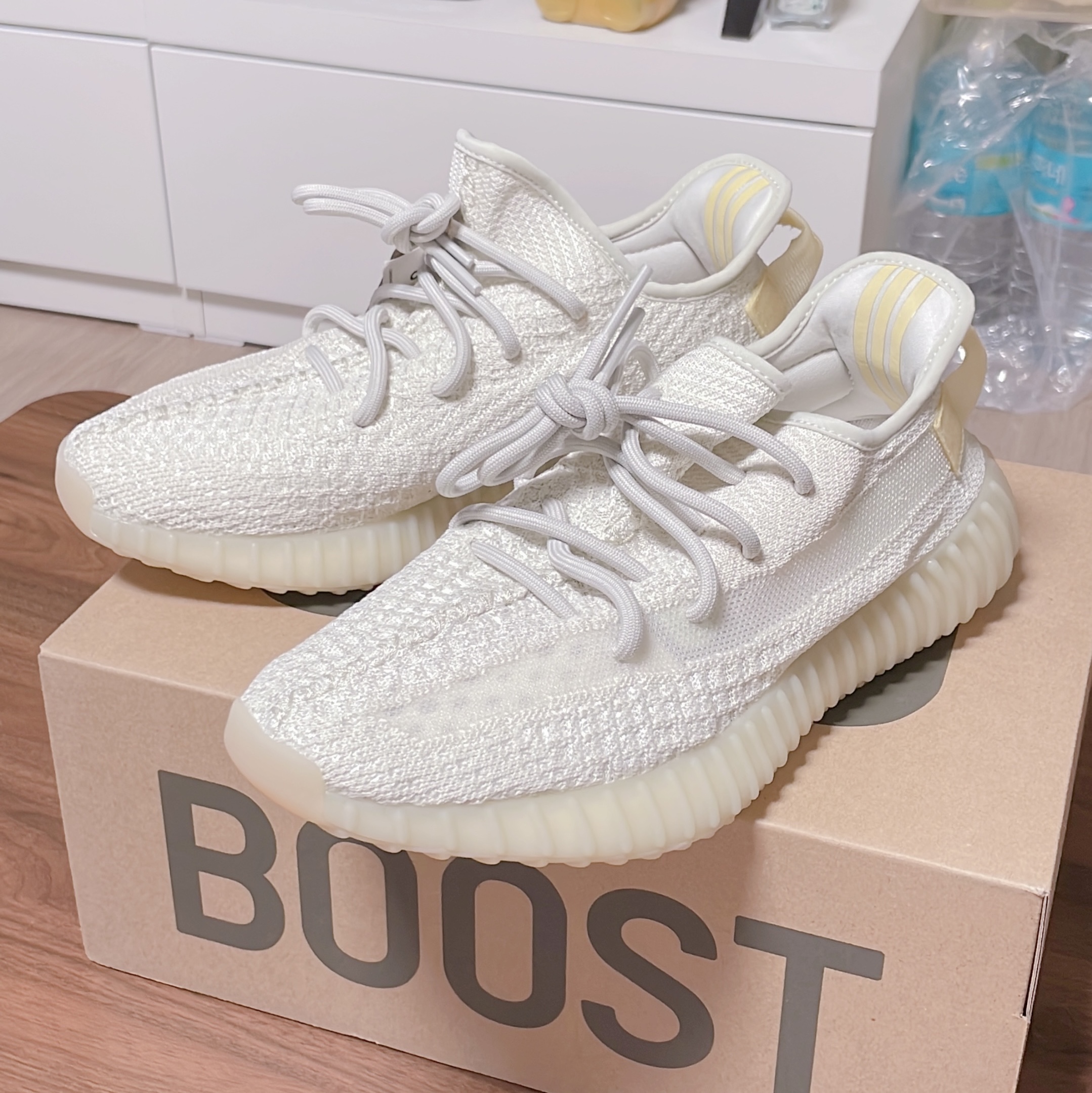 Adidas Yeezy Boost 350 V2 Light 착용 스타일