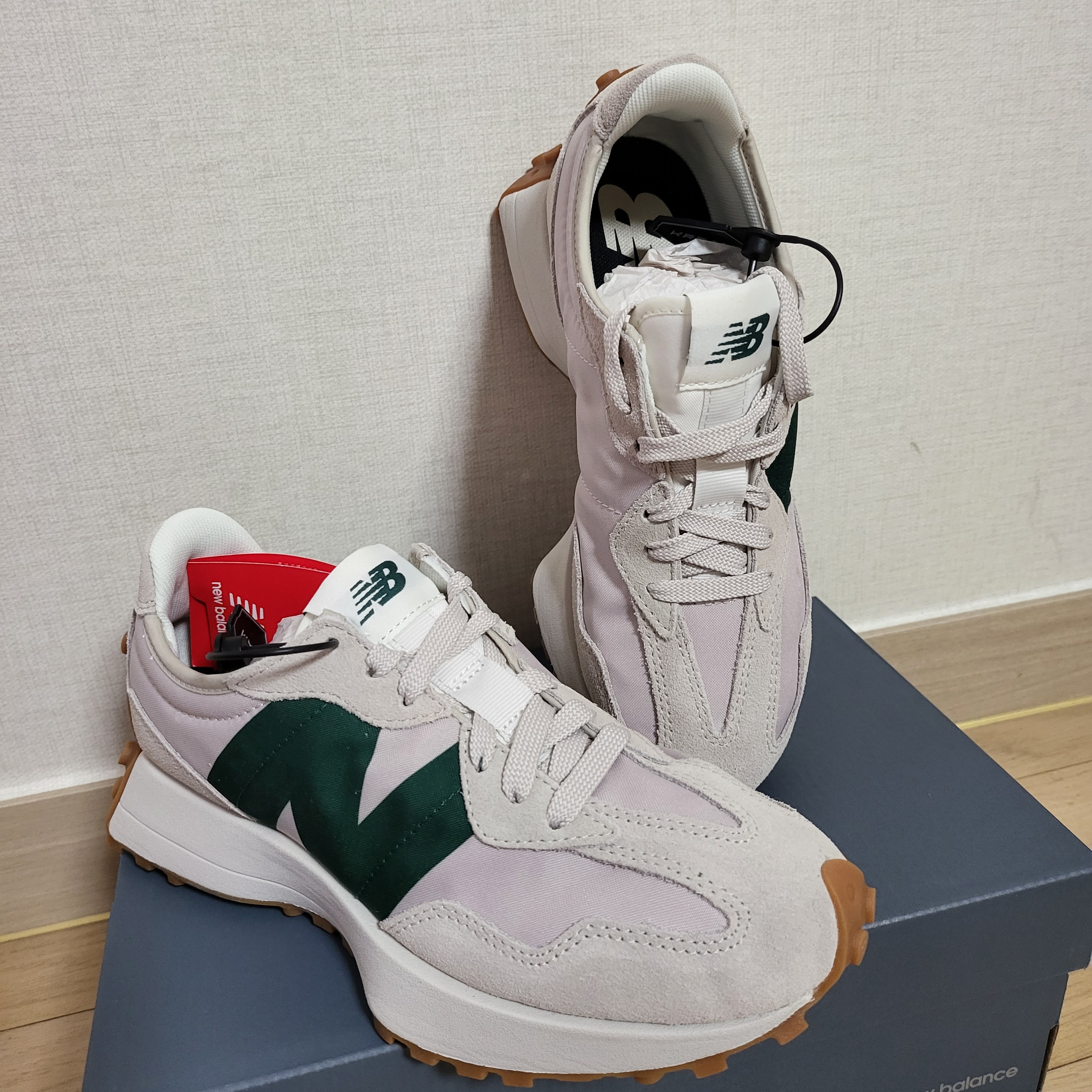 New Balance 327 Timberwolf 착용 스타일 - 1