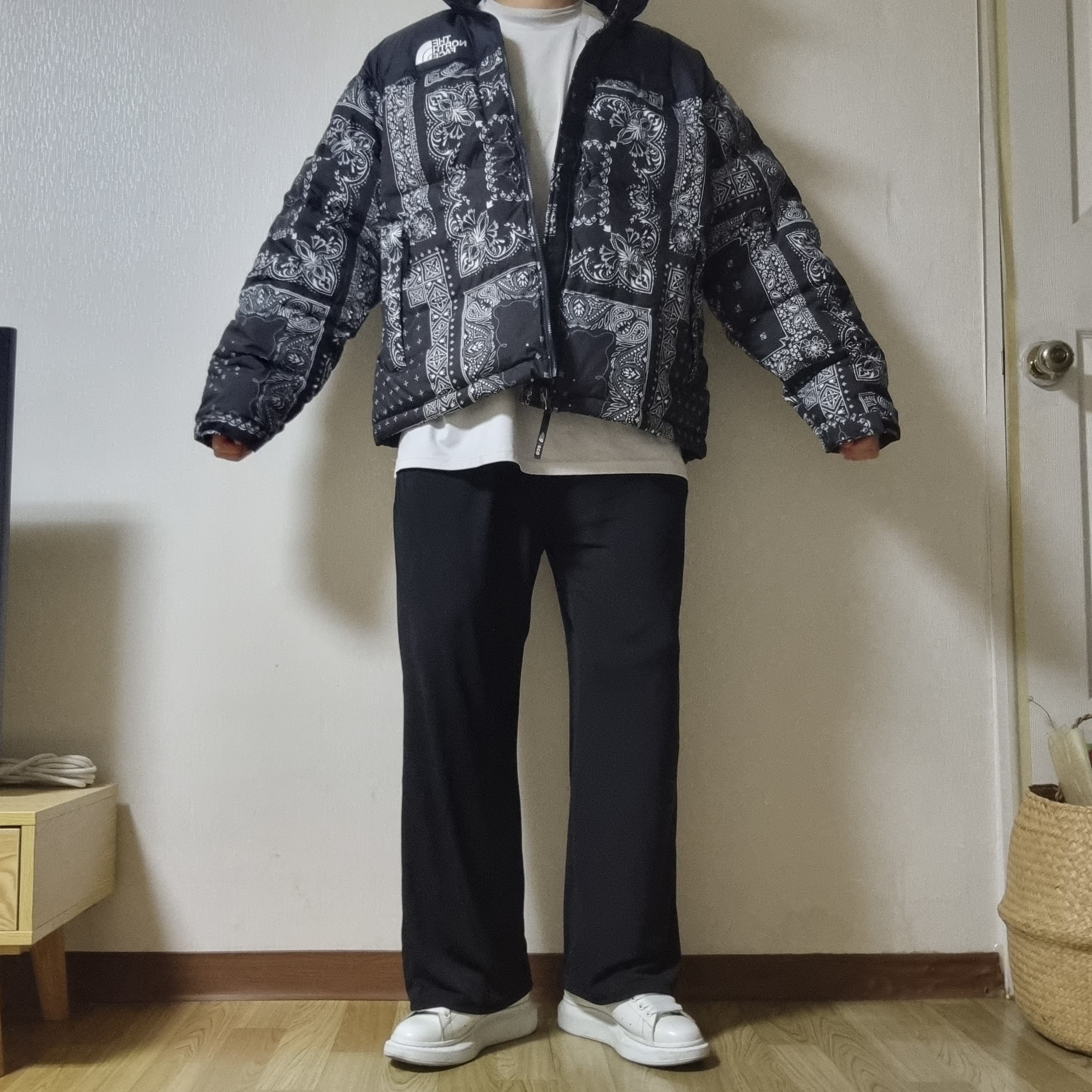 The North Face 1996 Novelty Nuptse Jacket Real Black - 21FW, Alexander McQueen Oversized Sneakers White Black 착용 스타일 - 1