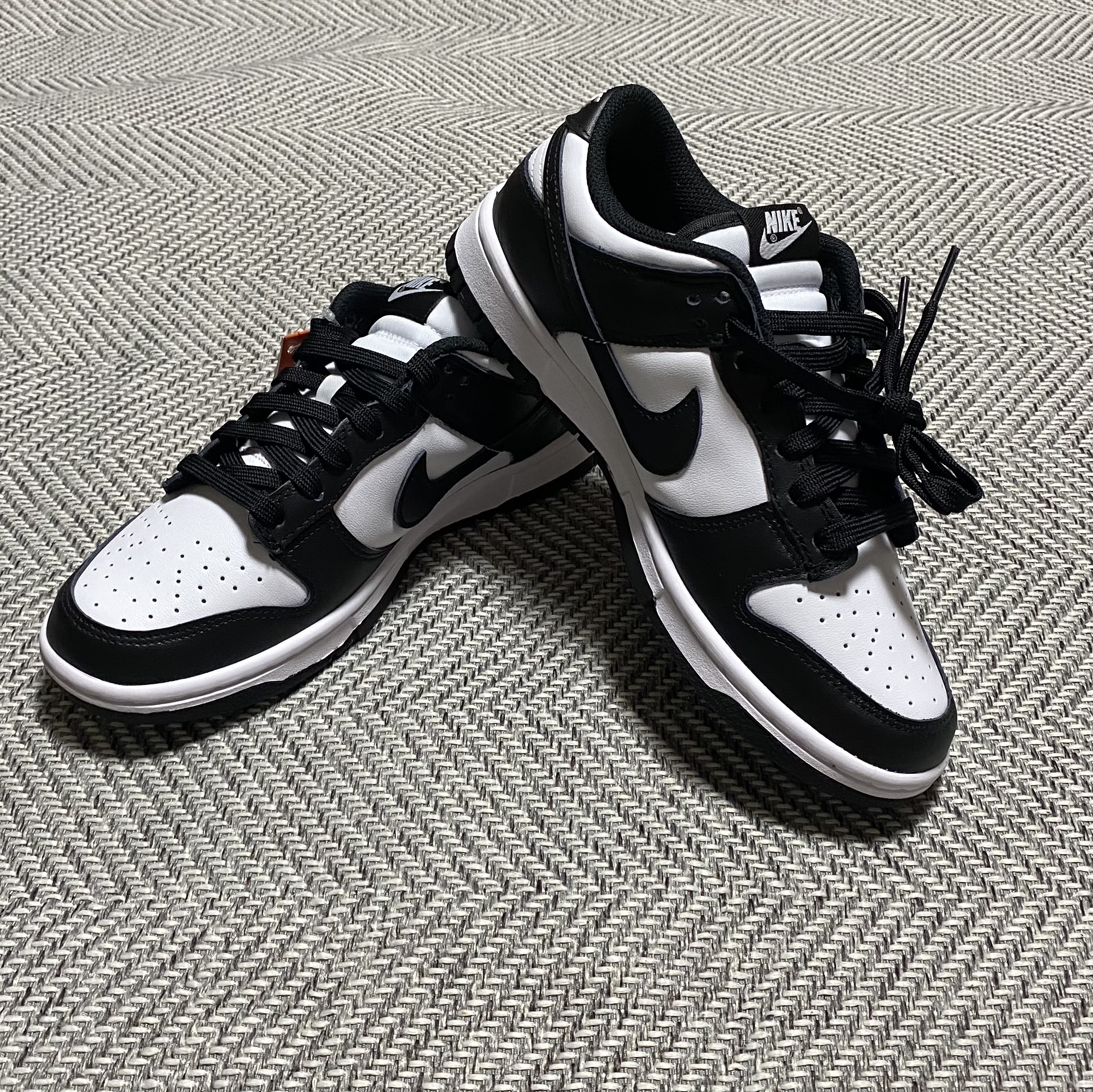 (W) Nike Dunk Low Black, Nike Dunk Low Retro Black 착용 스타일 - 1