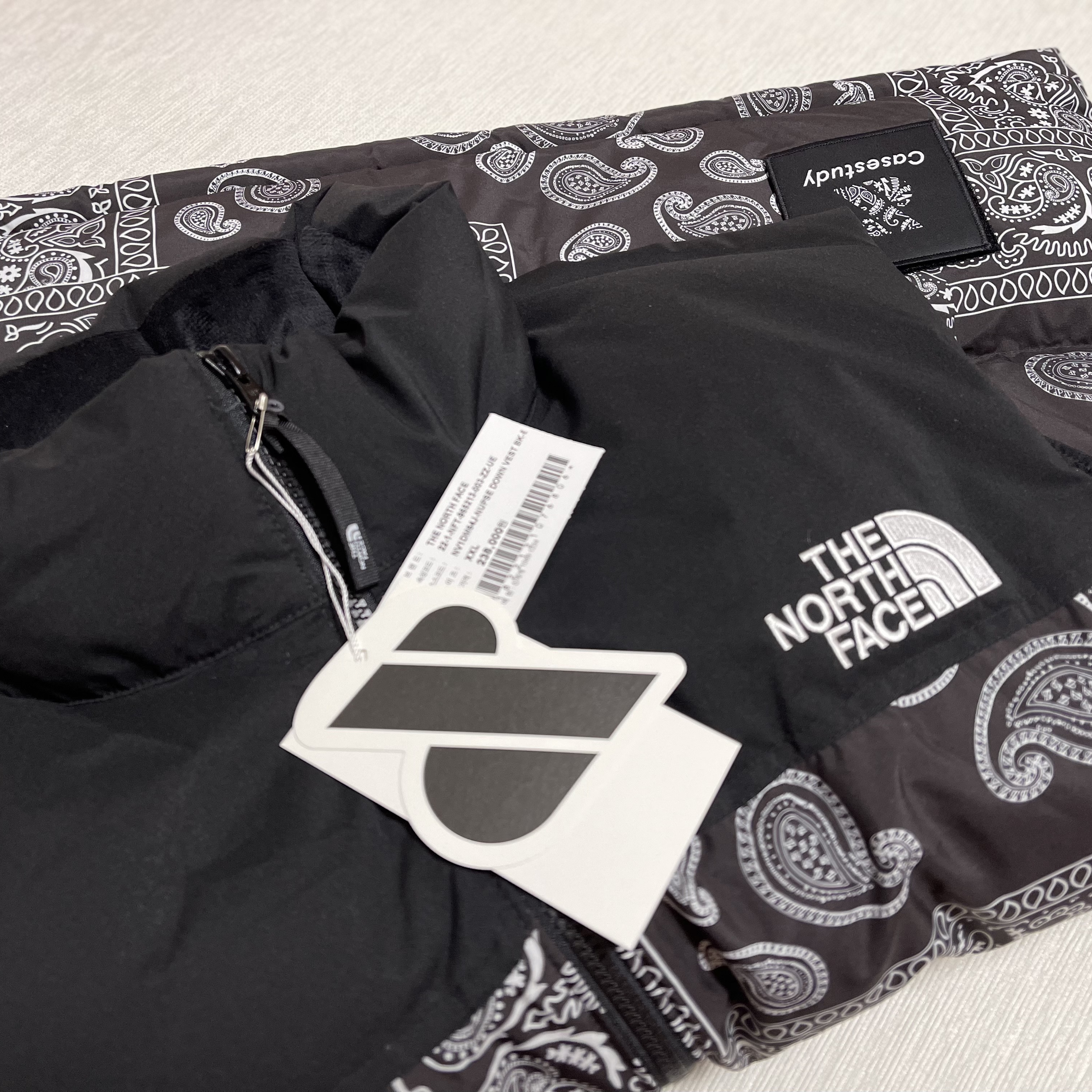 The North Face Nuptse Down Vest Black 착용 스타일