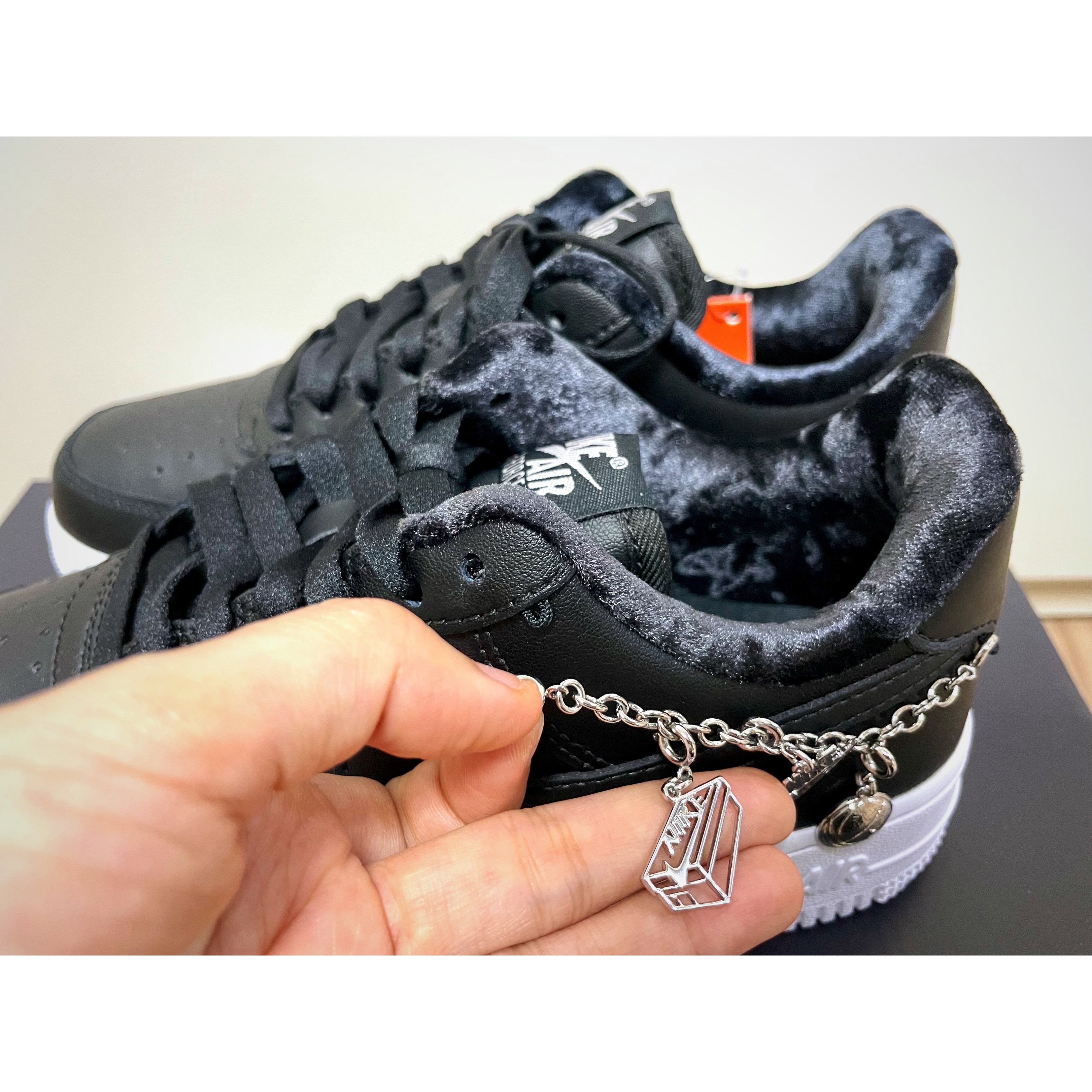 (W) Nike Air Force 1 '07 LX Black Pendant, (W) Nike Air Force 1 '07 LX White Pendant 착용 스타일 - 4