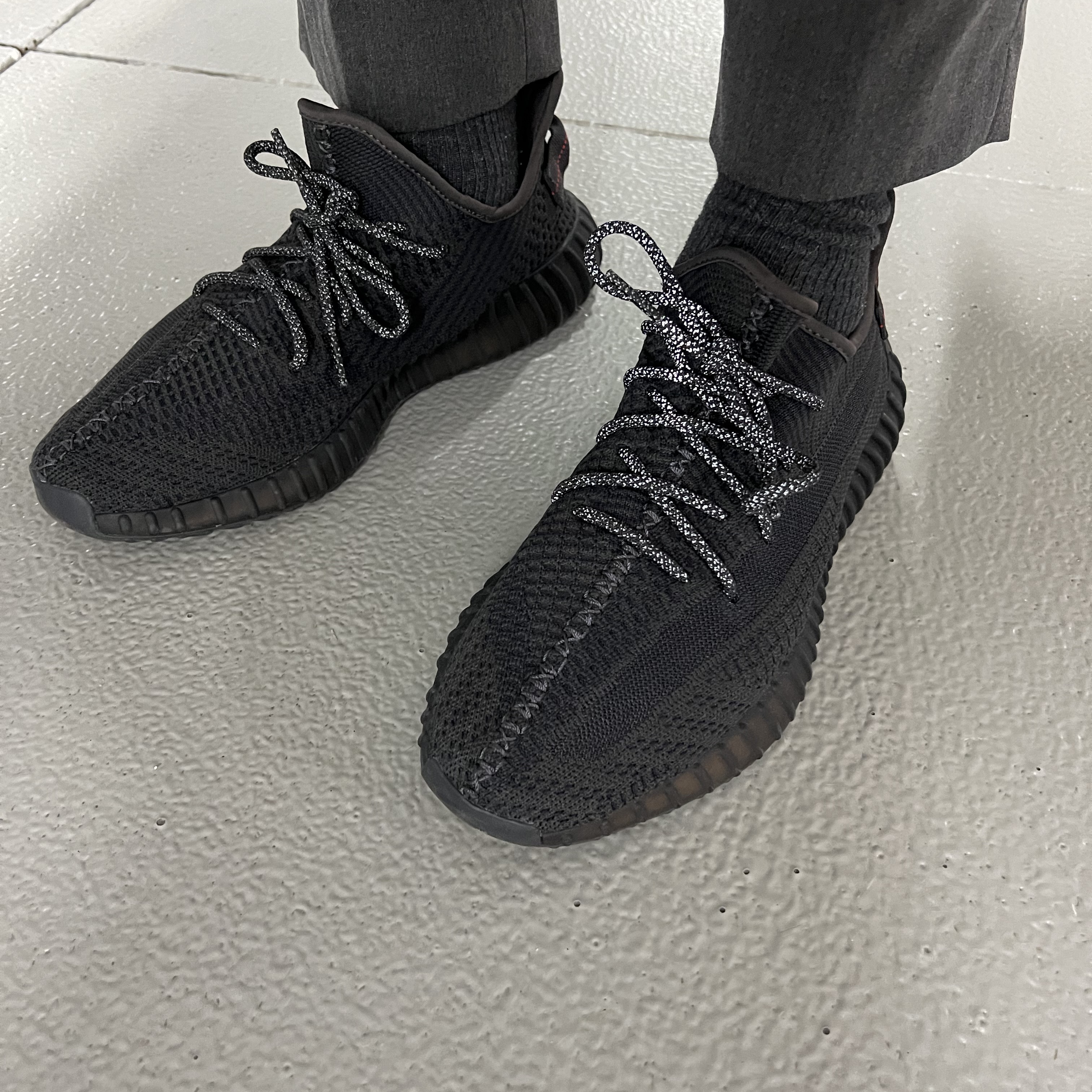 Adidas Yeezy Boost 350 V2 Black - Non-Reflective, Adidas Yeezy Boost 350 V2 Zyon 착용 스타일 - 1