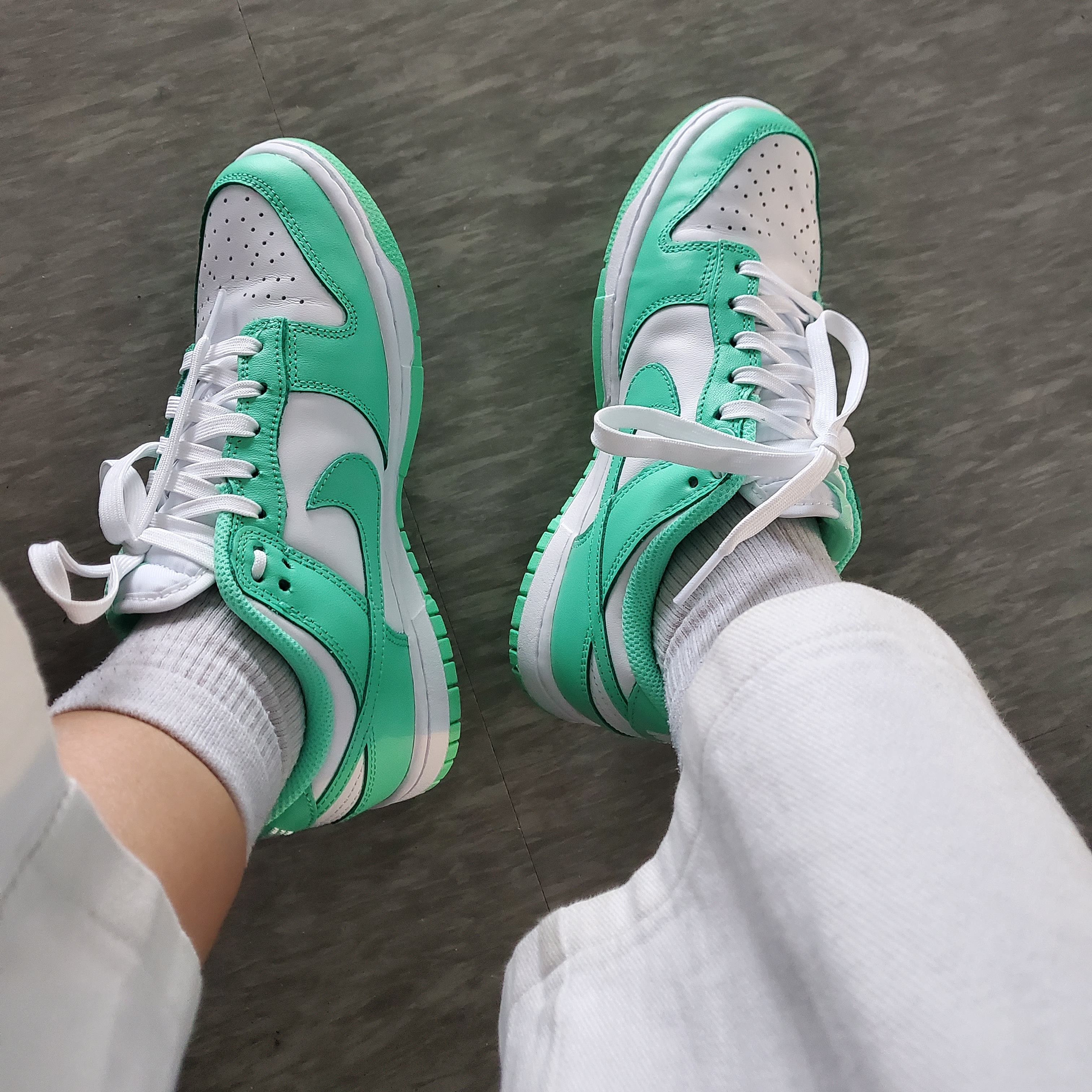 (W) Nike Dunk Low Green Glow 착용 스타일