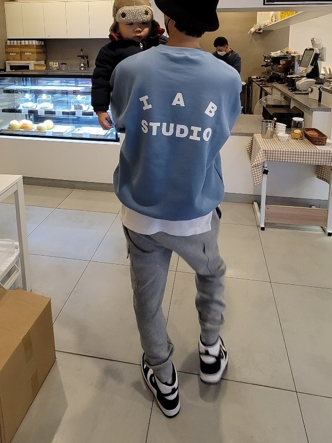 IAB Studio Crewneck Sky Blue, Nike Dunk High Retro Black and White 착용 스타일 - 2