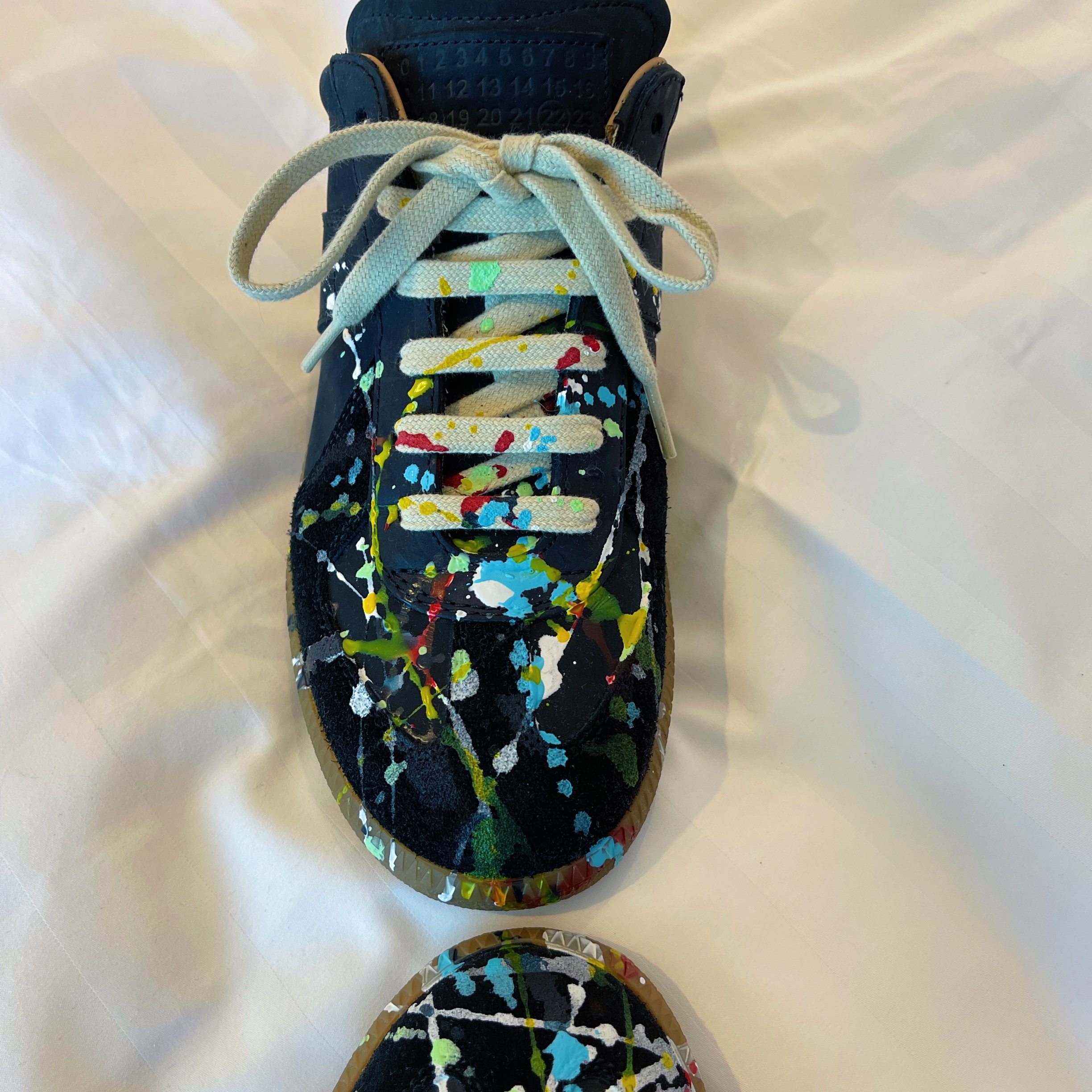 Maison Margiela Replica Paint Drop Sneakers Black 착용 스타일 - 5