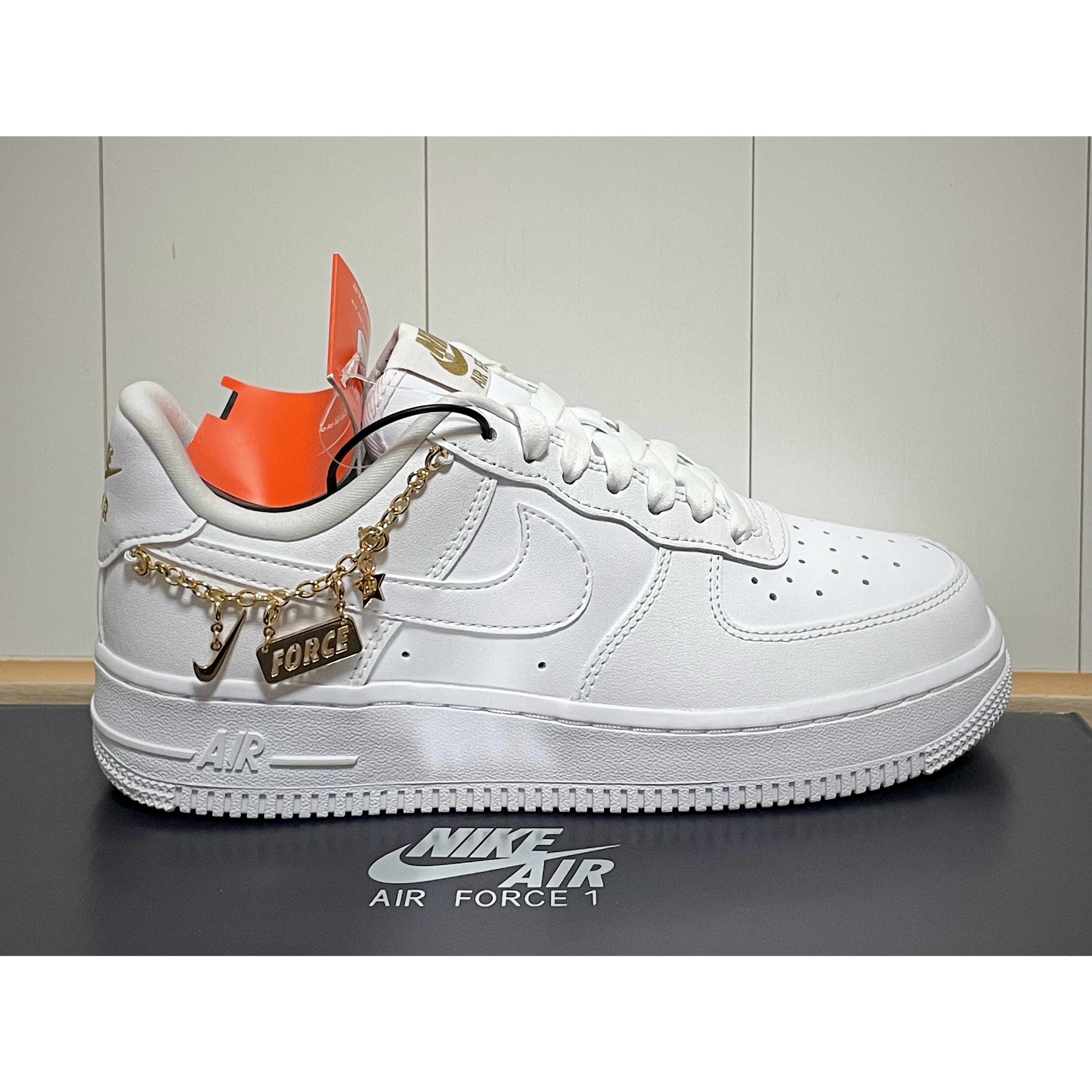 (W) Nike Air Force 1 '07 LX White Pendant, (W) Nike Air Force 1 '07 LX Black Pendant 착용 스타일 - 1