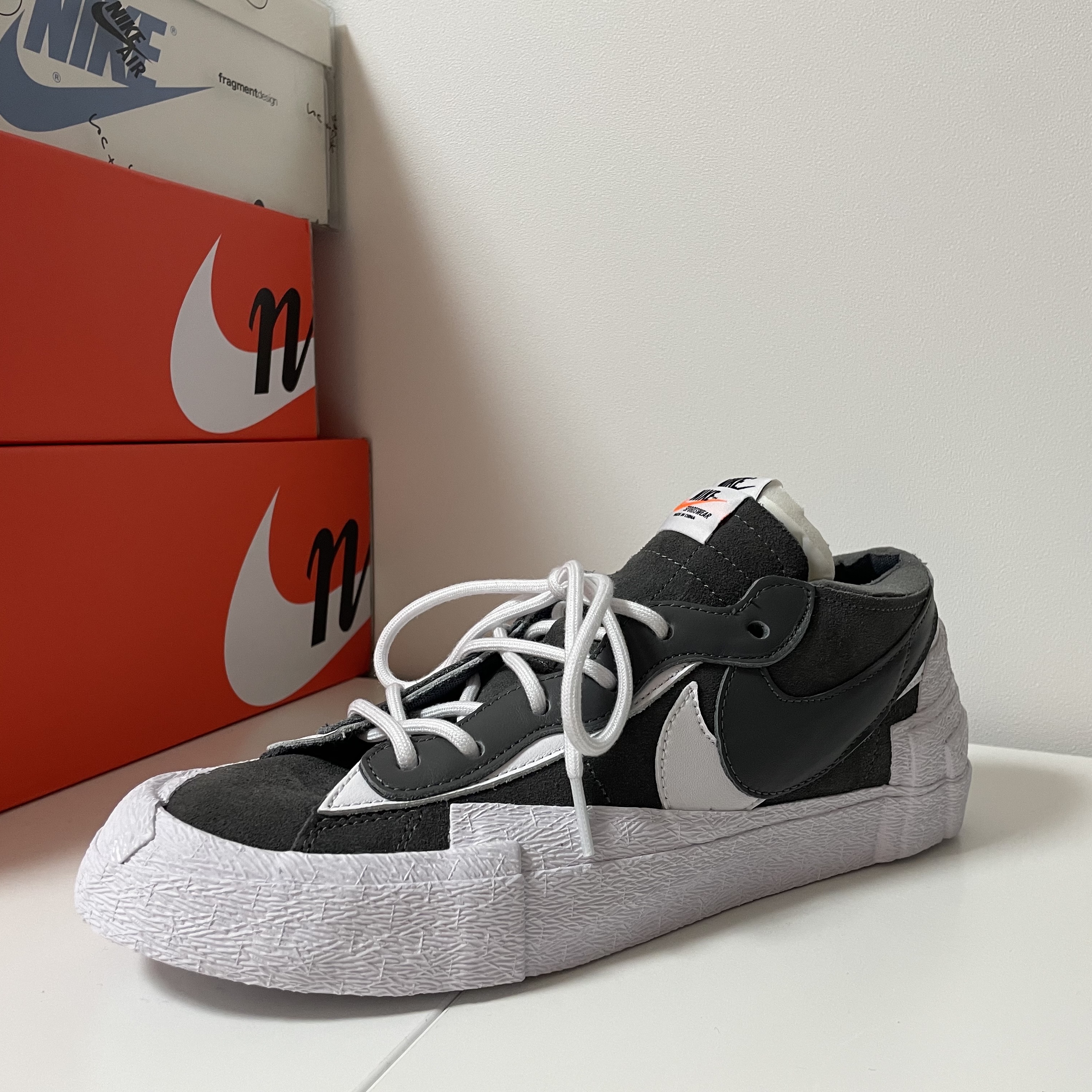 Nike x Sacai Blazer Low Iron Grey 착용 스타일 - 1