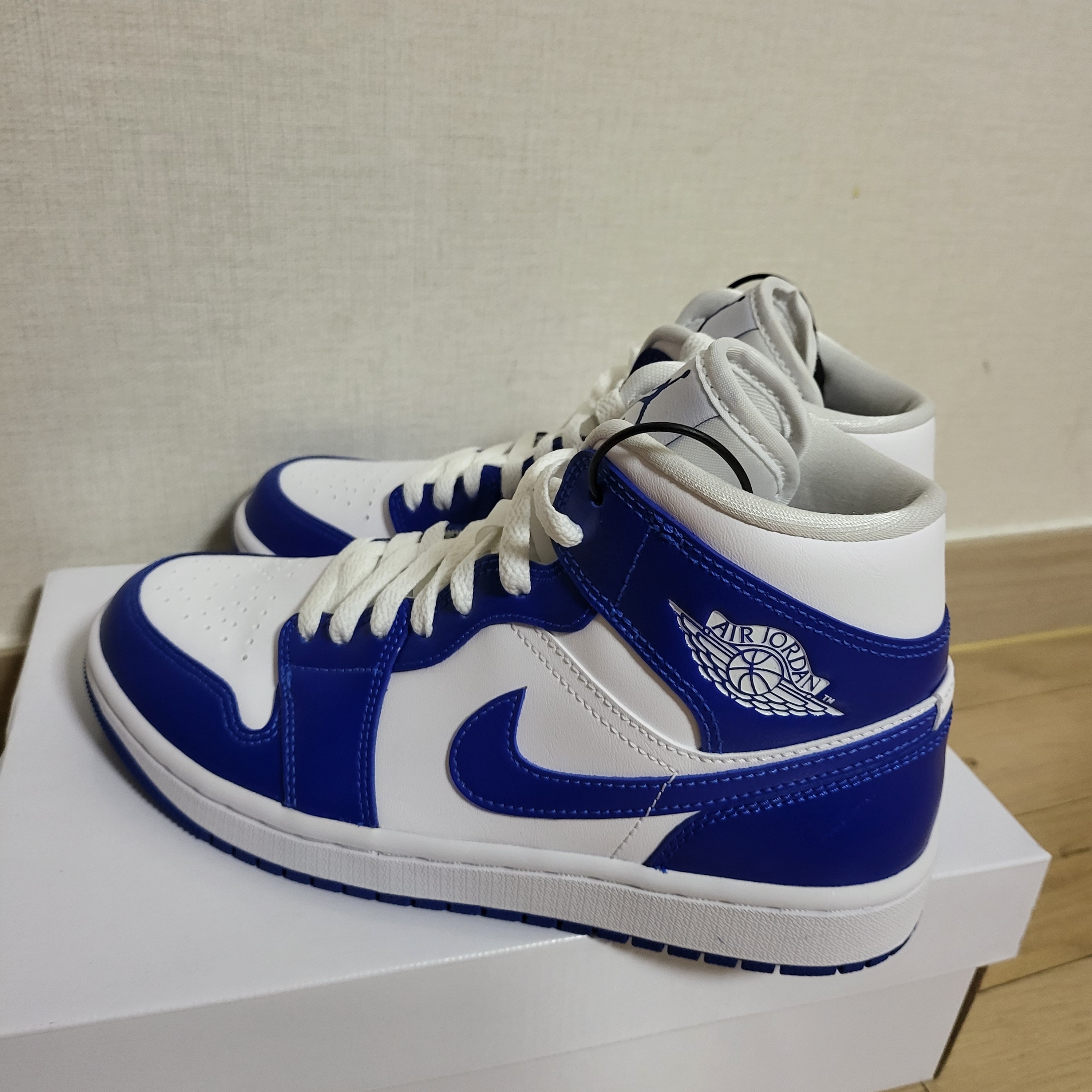 (W) Jordan 1 Mid White Hyper Royal 착용 스타일 - 2