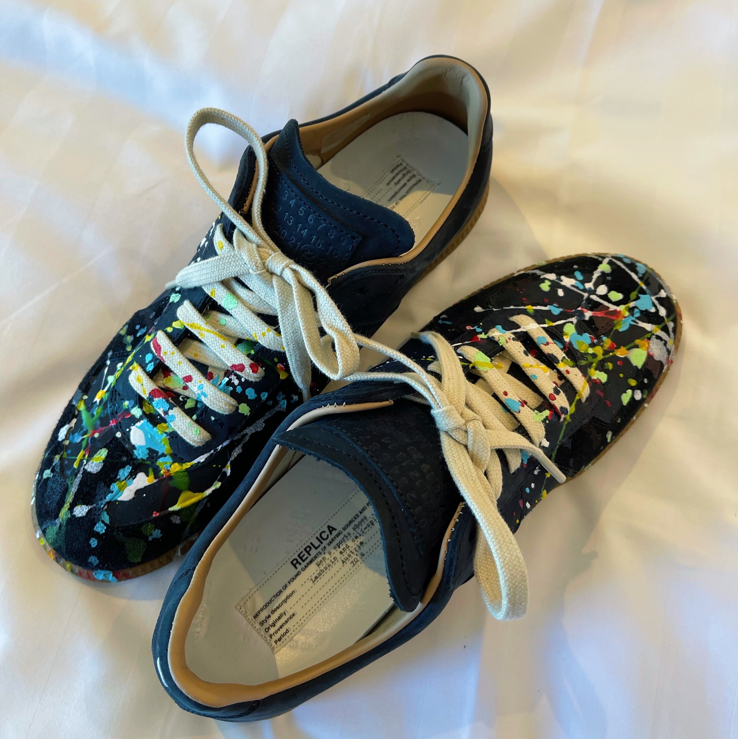 Maison Margiela Replica Paint Drop Sneakers Black 착용 스타일 - 3