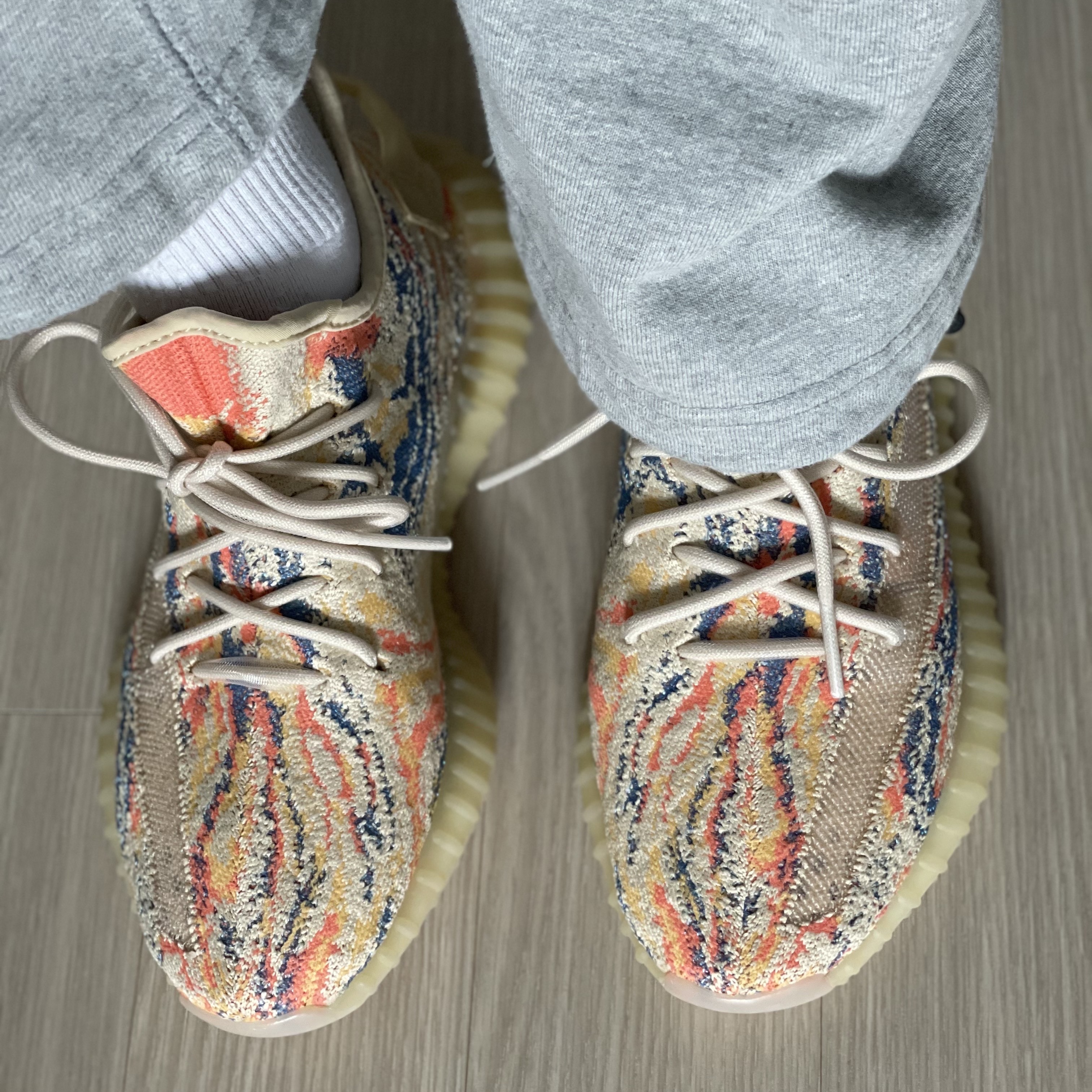 Adidas Yeezy Boost 350 V2 MX Oat 착용 스타일
