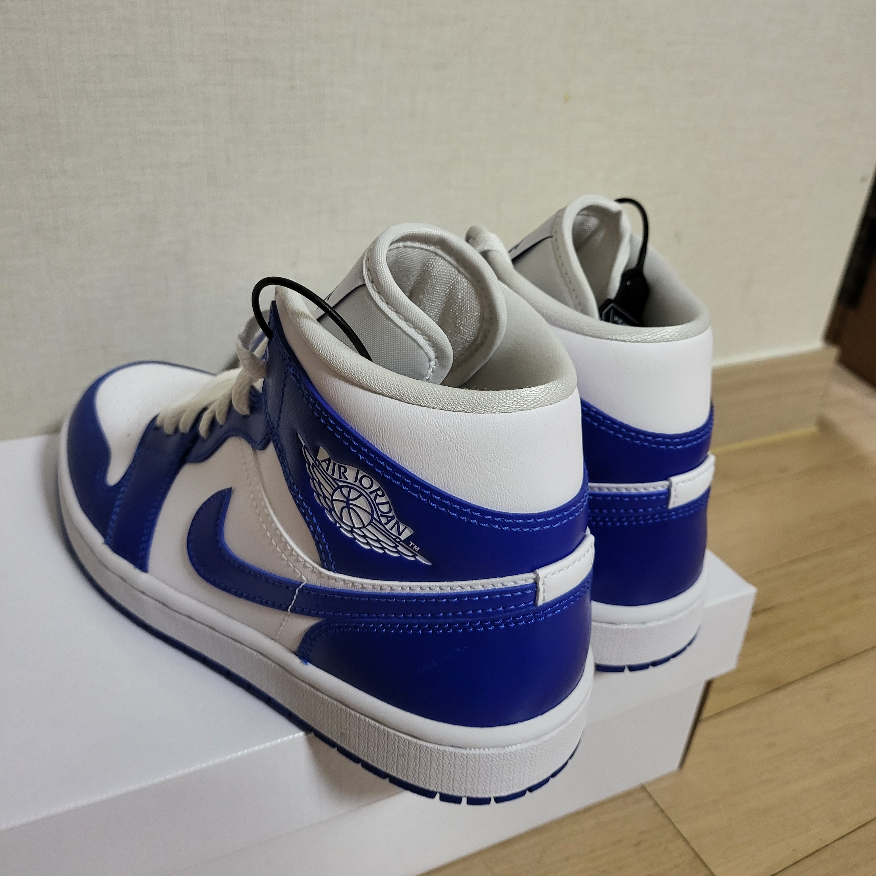 (W) Jordan 1 Mid White Hyper Royal 착용 스타일 - 4