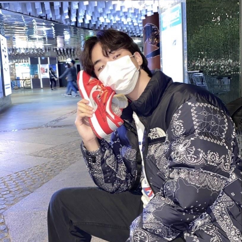 Nike x Off-White Dunk Low University Red, The North Face 1996 Novelty Nuptse Jacket Dark Navy 착용 스타일