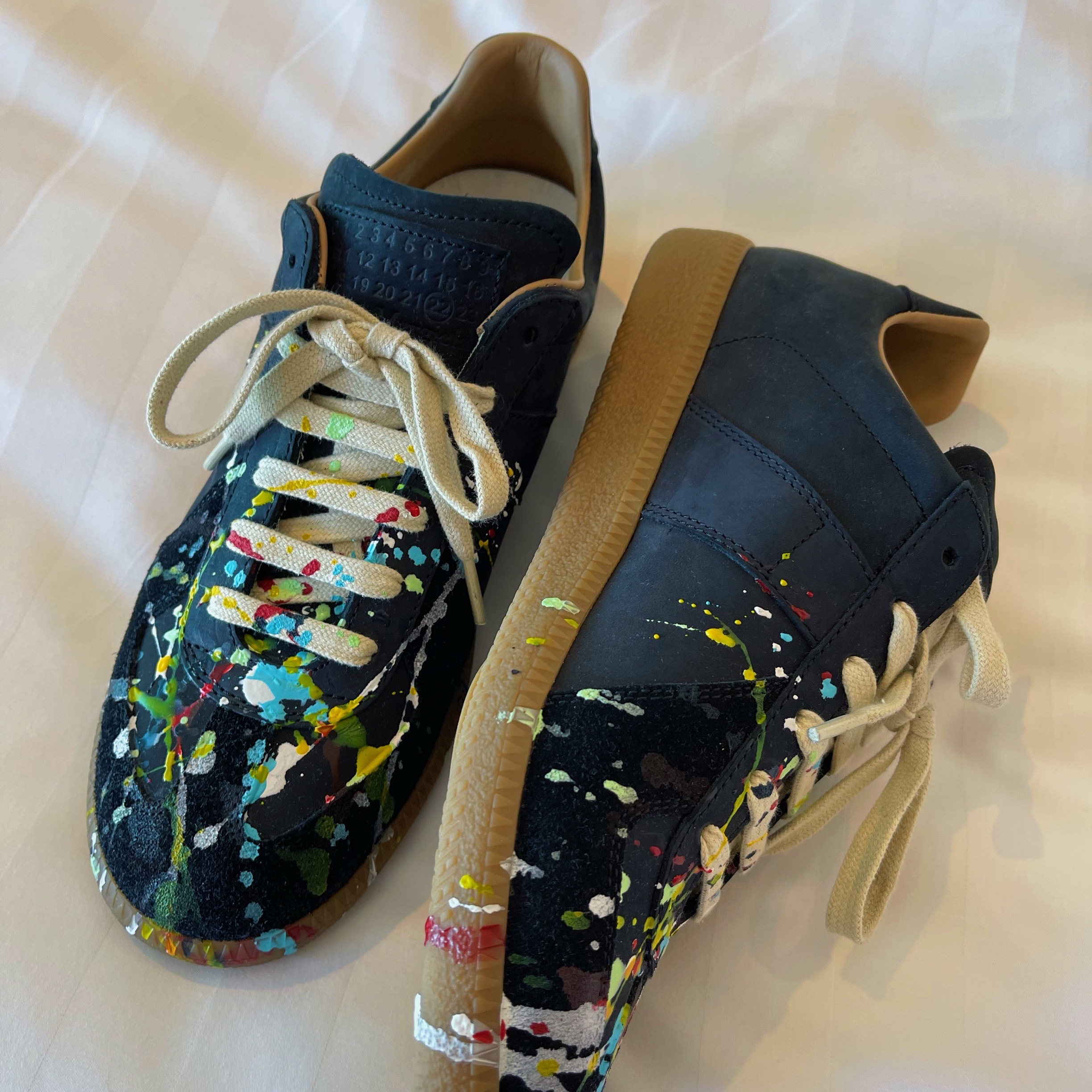 Maison Margiela Replica Paint Drop Sneakers Black 착용 스타일 - 2