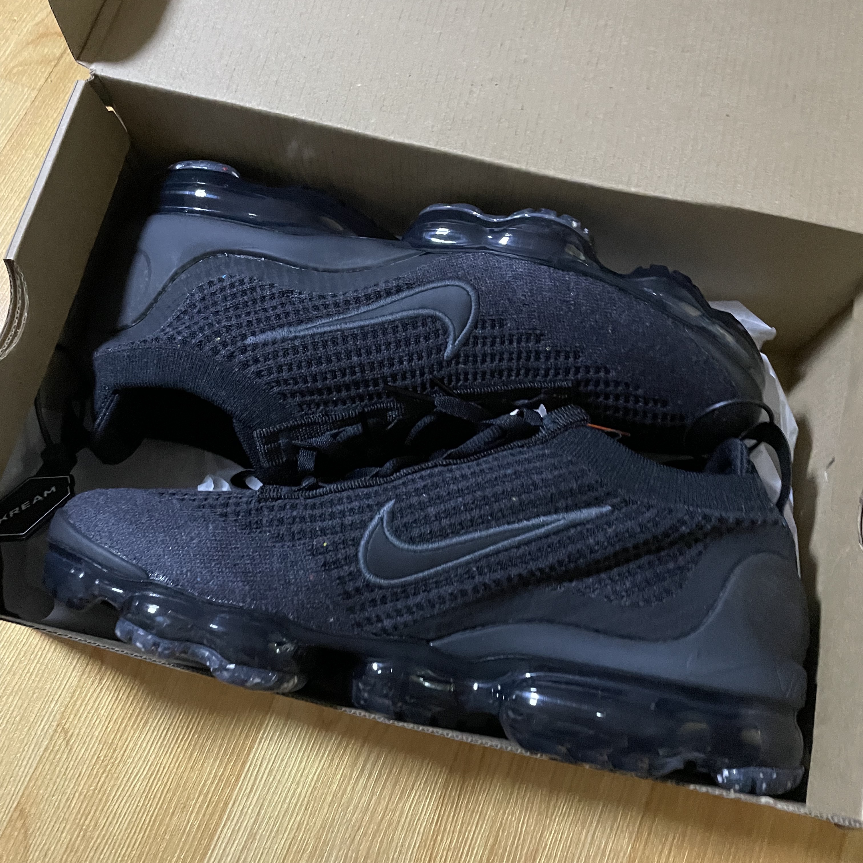 Nike Air VaporMax 2021 Flyknit Triple Black 착용 스타일 - 2