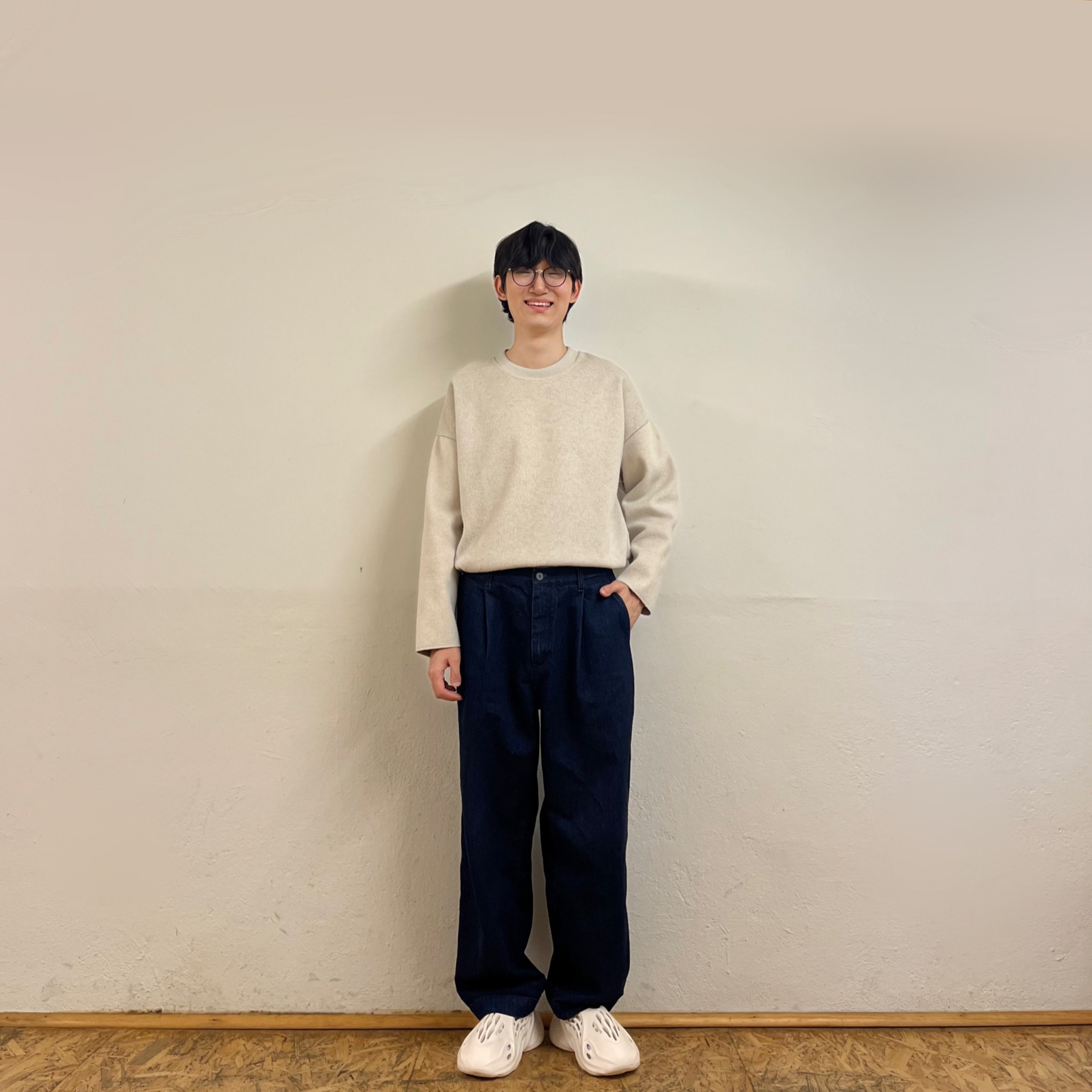 Adidas Yeezy Foam RNNR Sand 착용 스타일