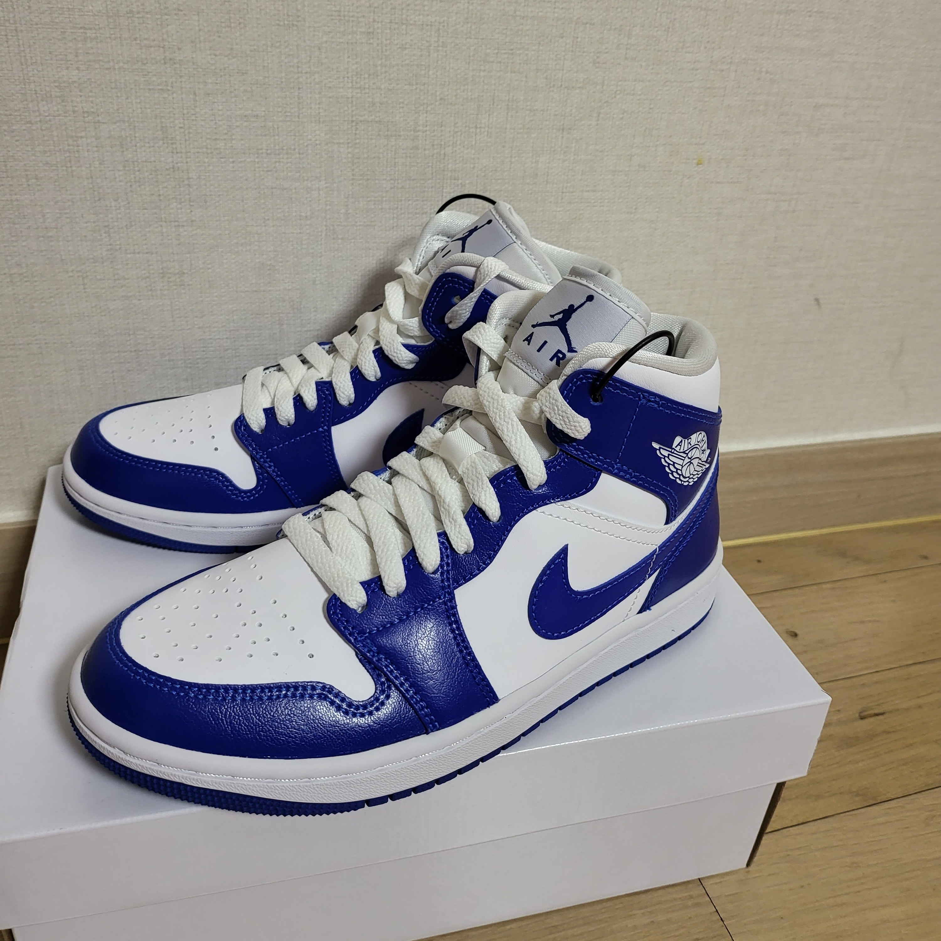 (W) Jordan 1 Mid White Hyper Royal 착용 스타일 - 1