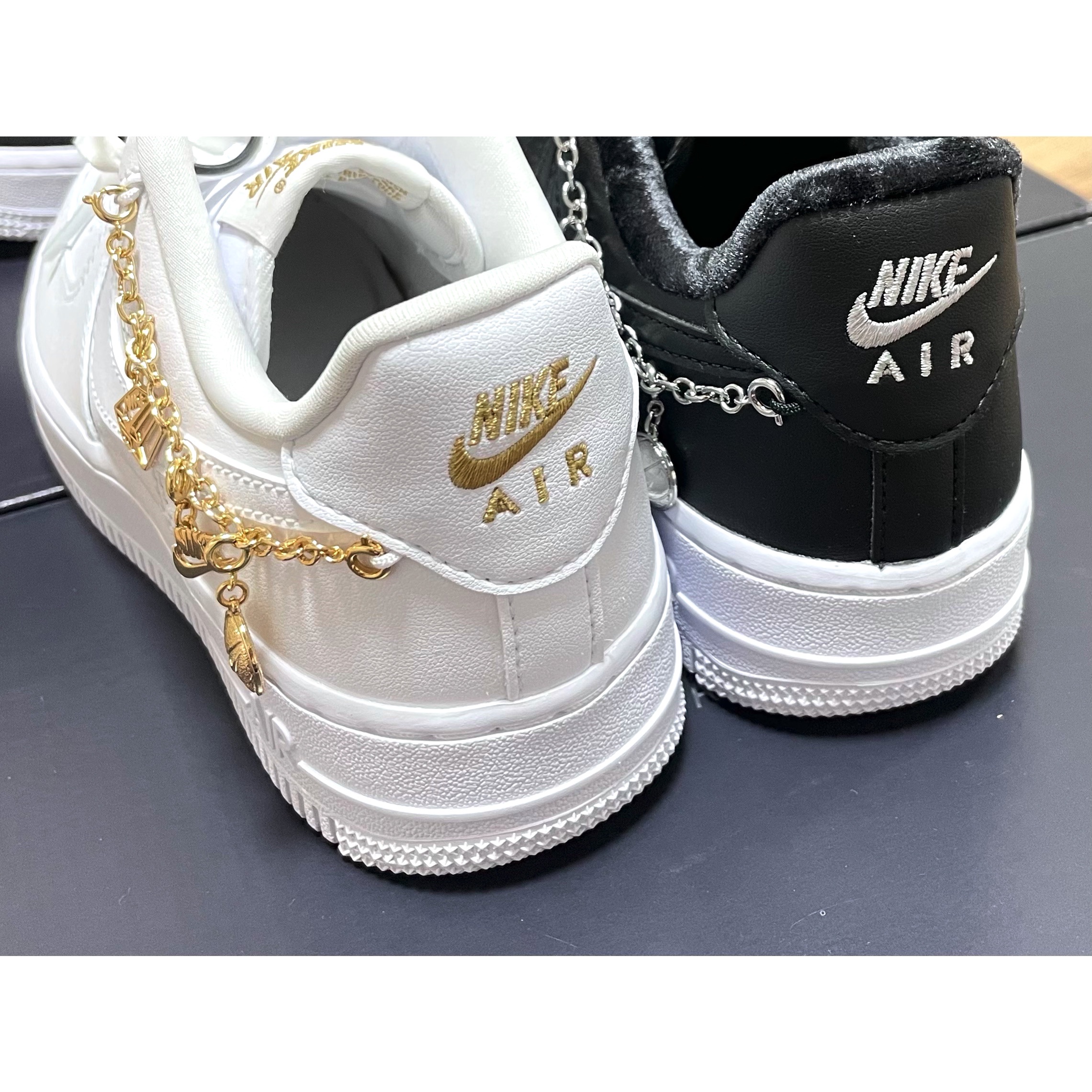 (W) Nike Air Force 1 '07 LX White Pendant, (W) Nike Air Force 1 '07 LX Black Pendant 착용 스타일 - 4