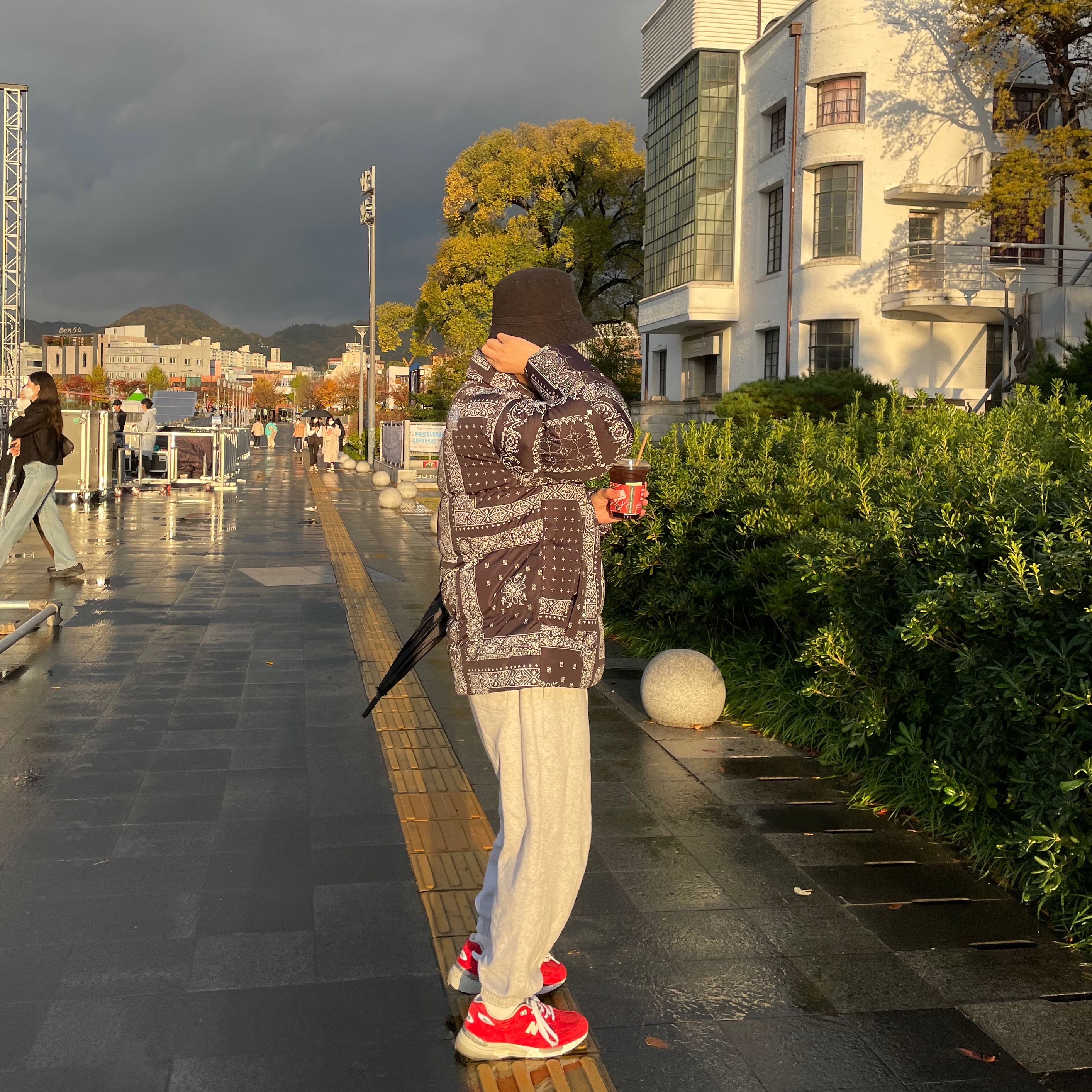 The North Face Lofty Down Jacket Black, New Balance x Kith 992 Made in USA Kithmas Team Red 착용 스타일 - 1