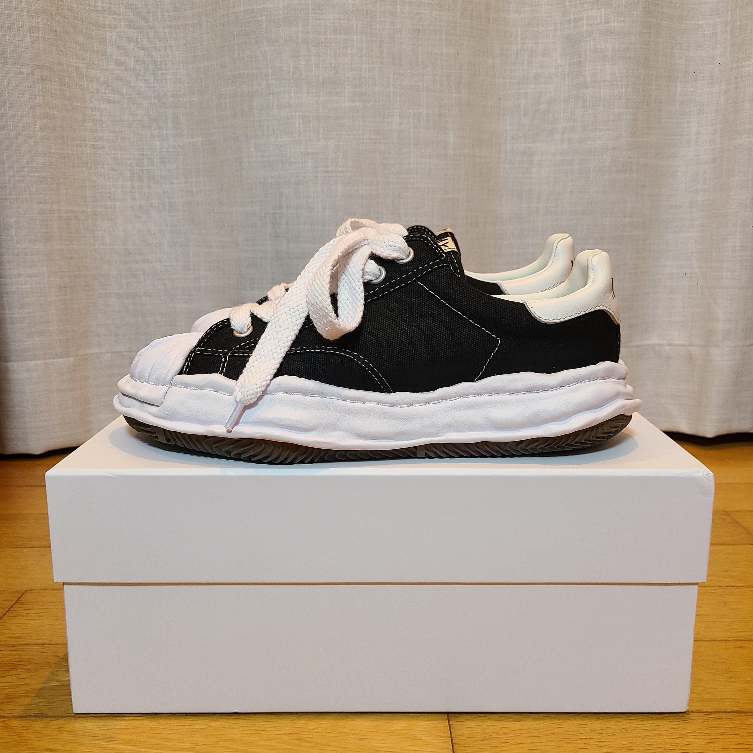 Maison Mihara Yasuhiro Blakey OG Sole Canvas Low-top Sneakers Black 착용 스타일 - 1