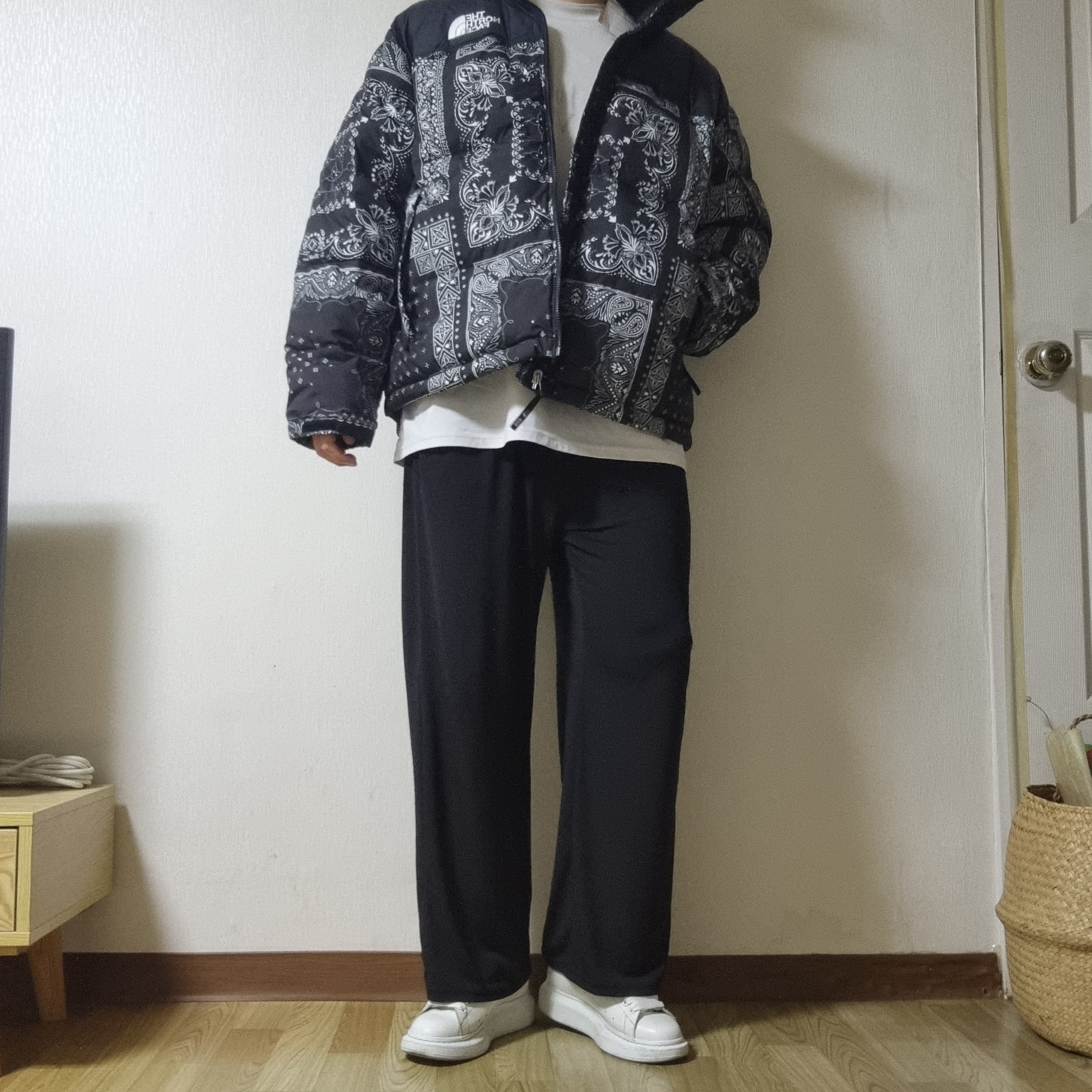The North Face 1996 Novelty Nuptse Jacket Real Black - 21FW, Alexander McQueen Oversized Sneakers White Black 착용 스타일 - 2