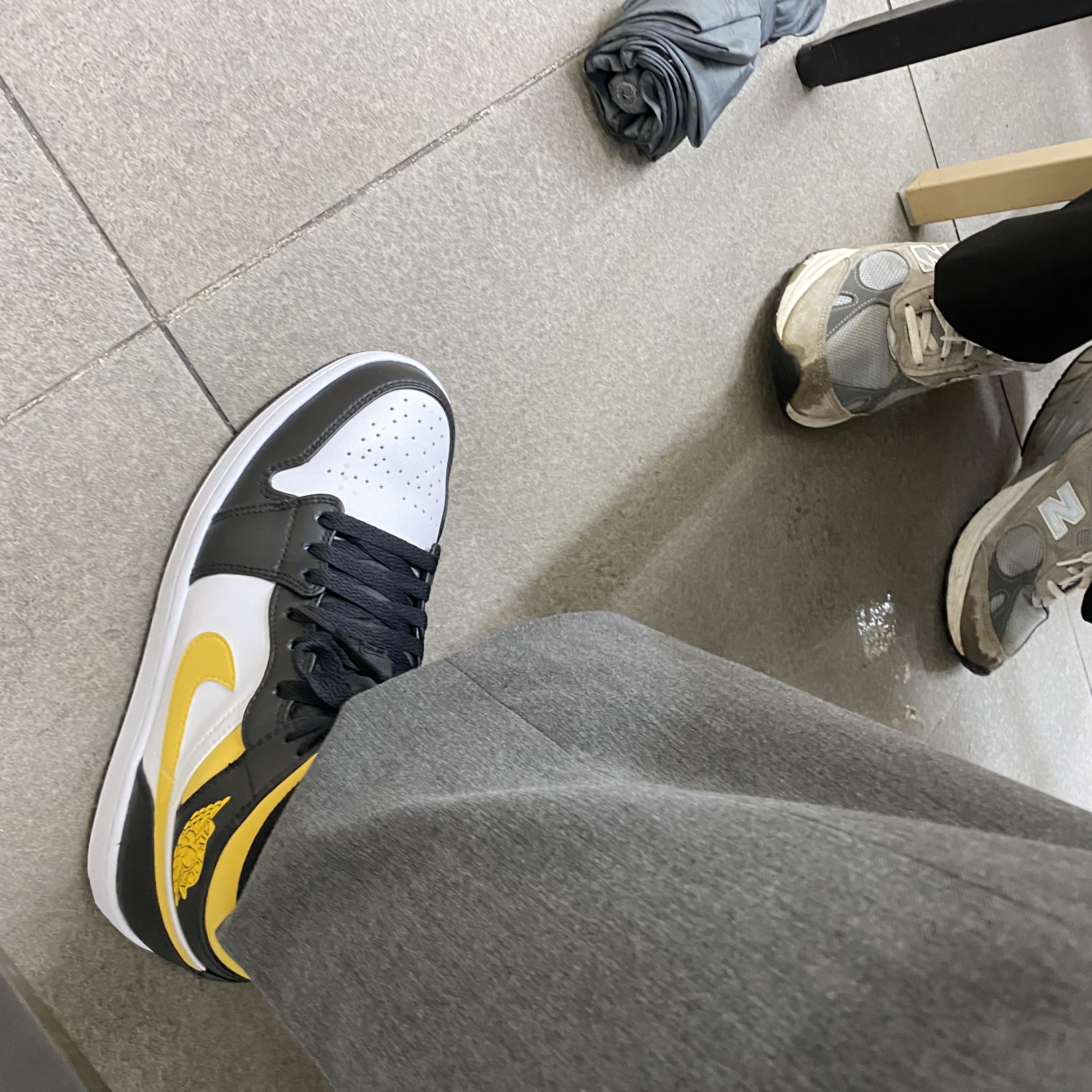 Jordan 1 Mid Pollen, New Balance 993 Made in USA Grey - D Standard 착용 스타일