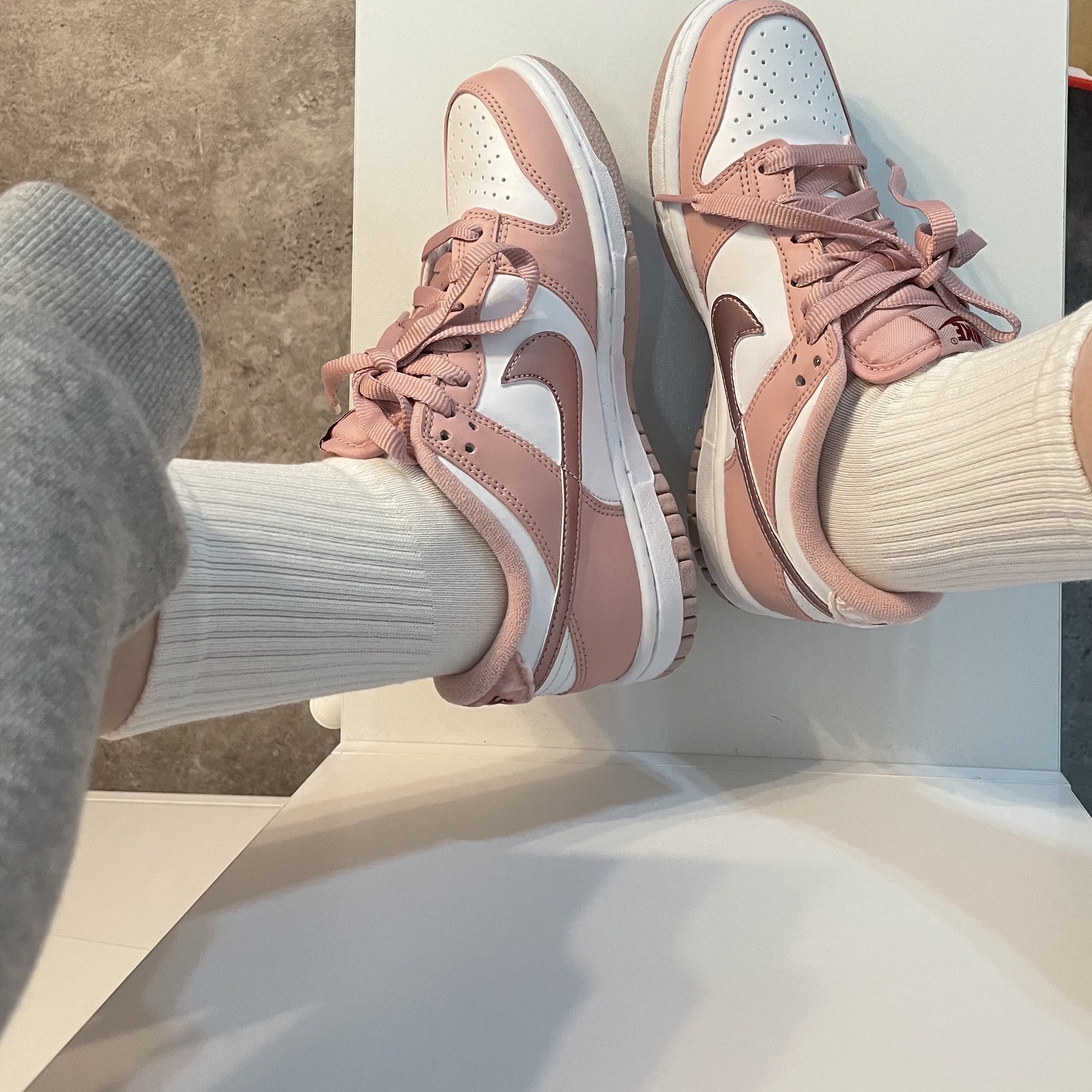 (GS) Nike Dunk Low Pink Velvet 착용 스타일 - 1