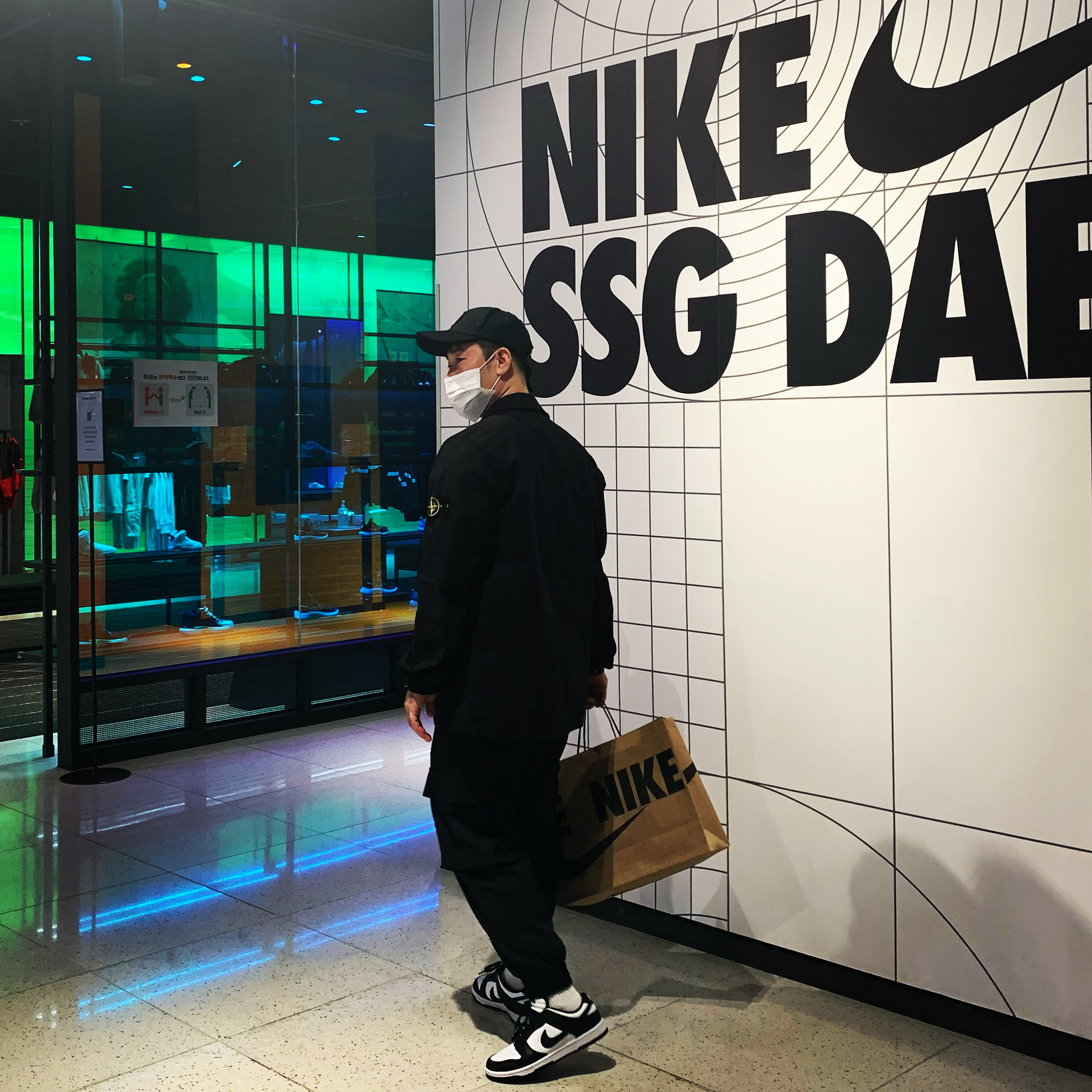 Nike Dunk Low Retro Black, Stone Island 10610 Stretch Cotton Gabardine Overshirt Black - 21FW 착용 스타일