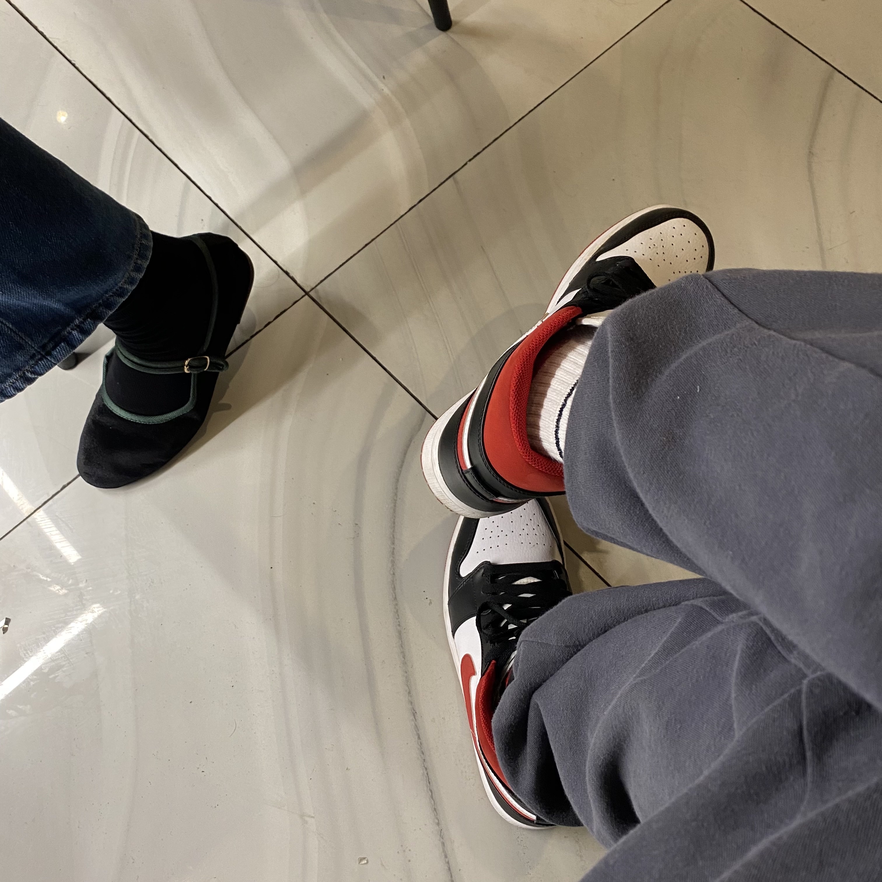 Jordan 1 Mid Gym Red Black White 착용 스타일 - 1
